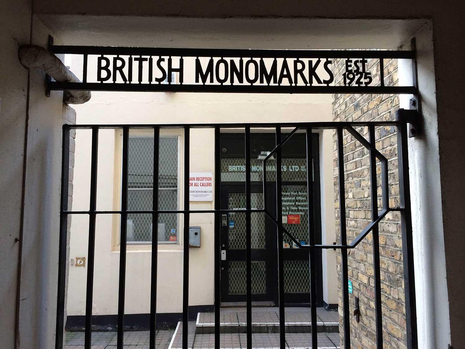 På 27 Old Gloucester Street i London finns ett brevlådeföretag som har upplåtit en adress åt Flashbackbolaget  Flashback Enterprises LTD.
