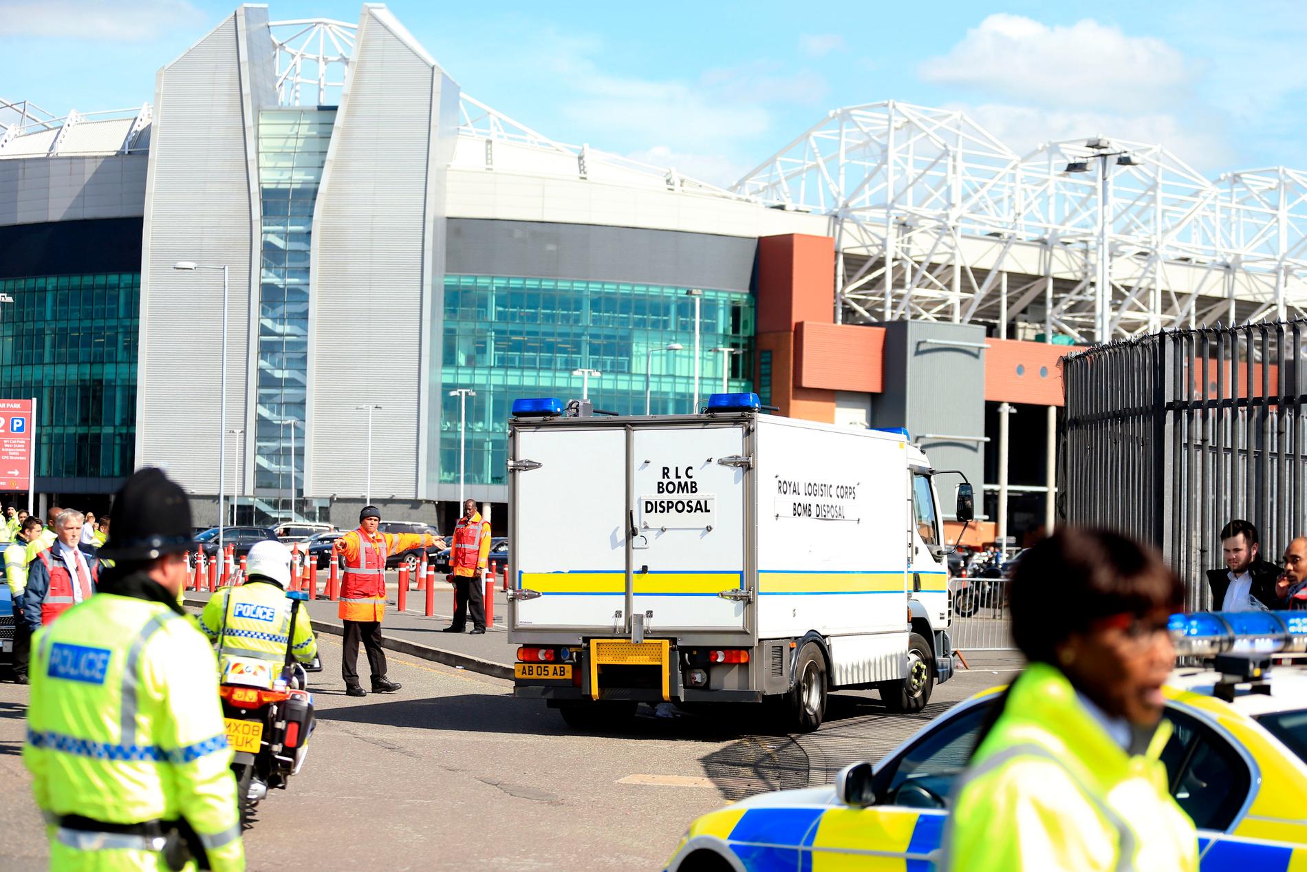 Säsongsavslutningen mellan Manchester United och Bournemouth sköts upp efter att Old Traffords bombhotats.