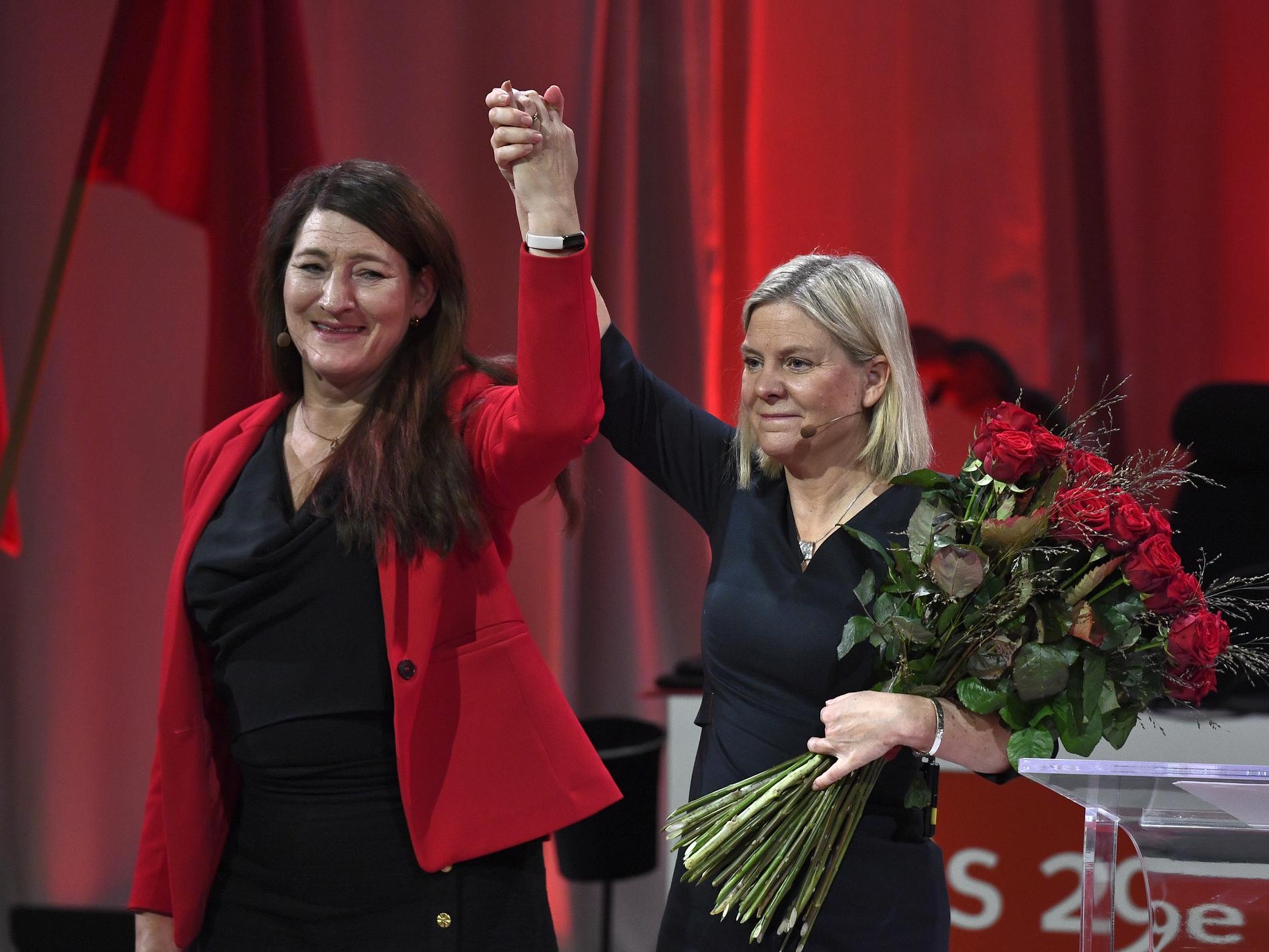 Statsminister Magdalena Andersson (S) togs emot av LO:s ordförande Susanna Gideonsson på den pågående LO-kongressen