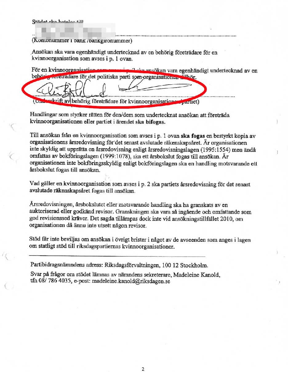 1. Ansökan Den 13 oktober 2010 skickade Sverigedemokraterna in en ansökan om bidrag för ett fiktivt kvinnoförbund till riksdagens Partibidragsnämnd. För att skattepengarna skulle gå direkt till partikassan uppgav de att kvinnoförbundet var en "sammanslutning inom partiet", på så sätt skulle pengarna gå rakt in i partikassan och inte vara öronmärkta för den kvinnofrämjande verksamheten. Handlingarna undertecknades av partiledare Jimmie Åkesson och ekonomichefen Per Björklund. I själva verket fanns inget kvinnoförbund inom Sverigedemokraterna vid den här tidpunkten.