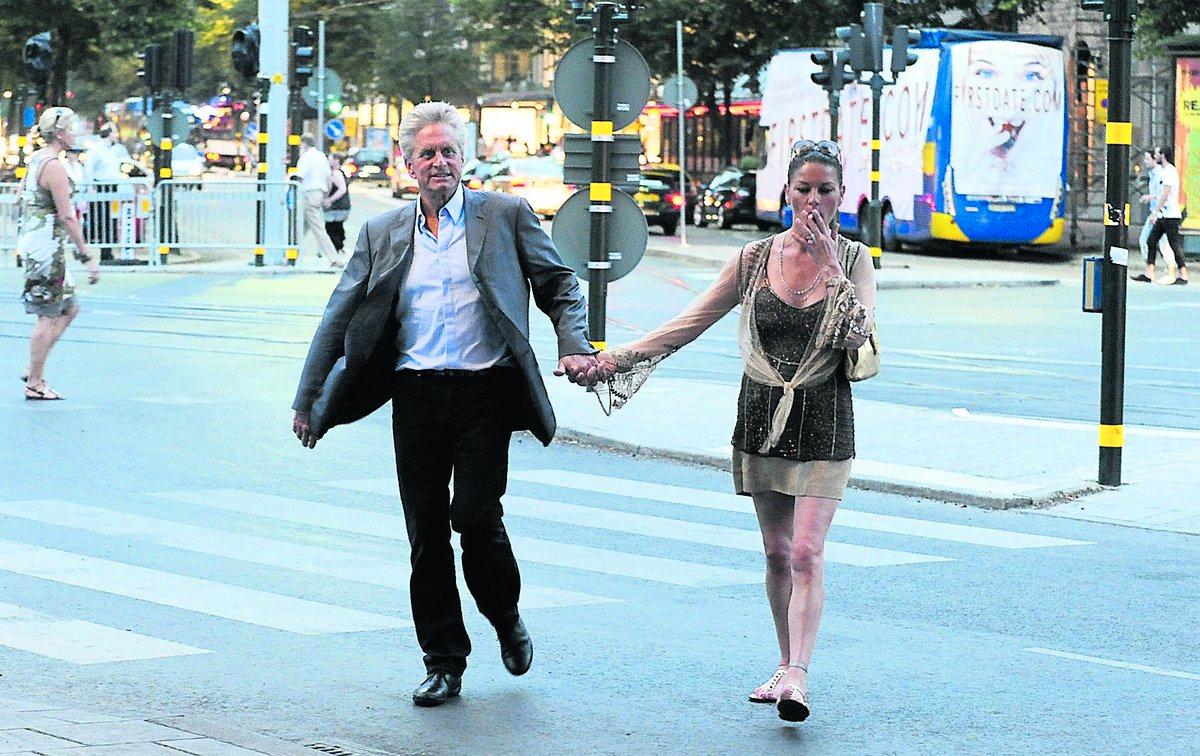 Michael Douglas och hustrun Catherine Zeta-Jones semestrade nyligen i Sverige. Paret har tidigare berättat om hur de har försökt sluta röka, men när de promenerade på Stockholms gator sågs Zeta-Jones med en cigarett i handen.