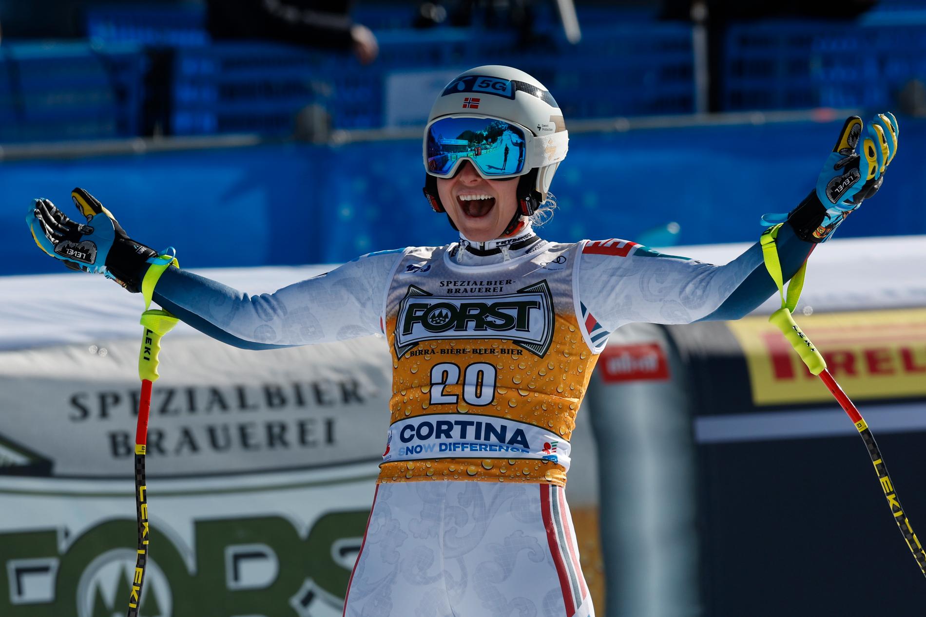 Ragnhild Mowinckel efter segern i Cortina d'Ampezzos störtlopp i januari.