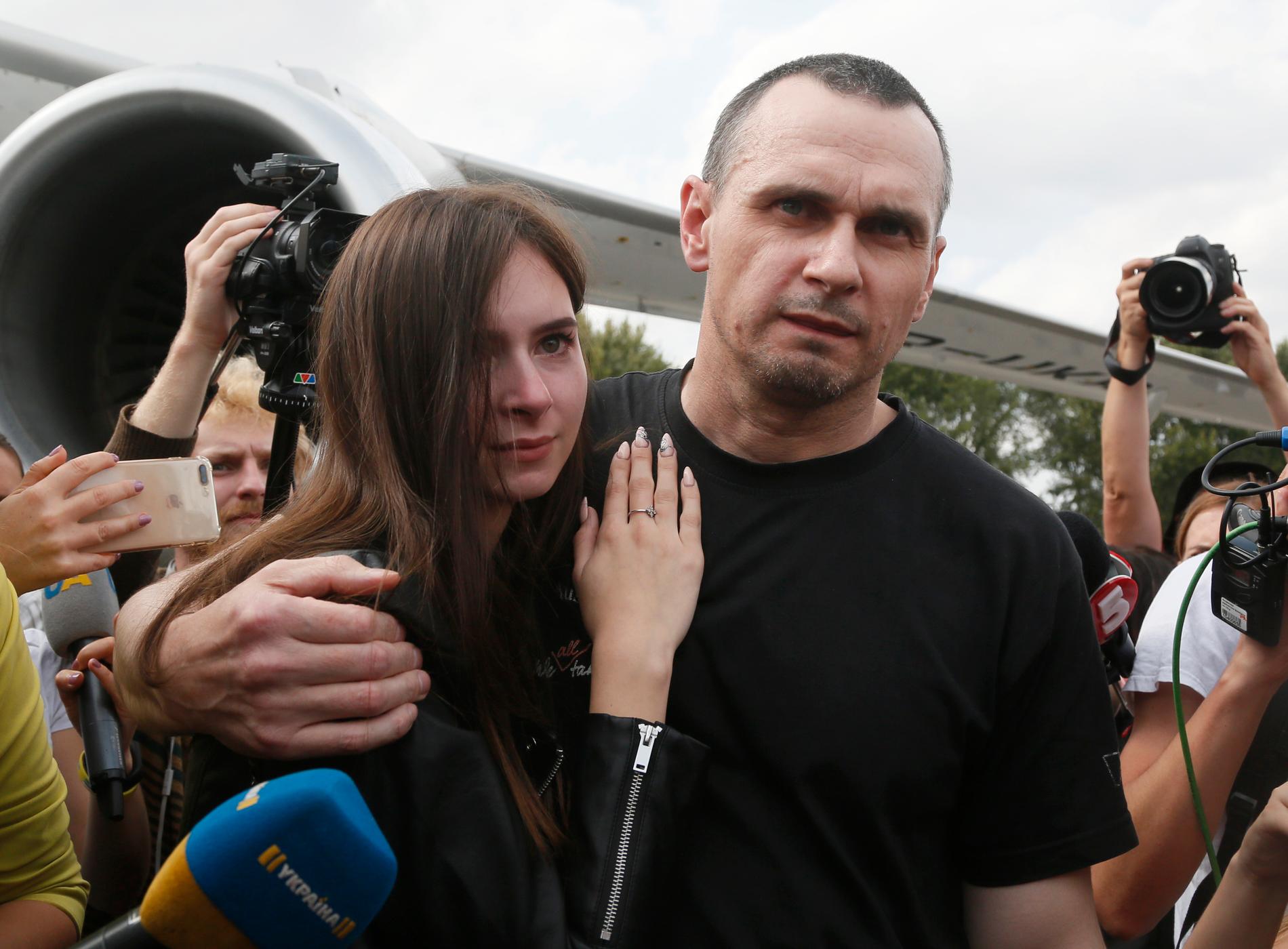 Oleg Sentsov tillsammans med sin dotter på flygplatsen i Kiev.
