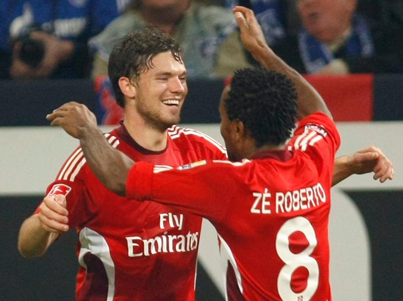Marcus Berg jublar tillsammans med Zé Roberto efter ett av sina mål.