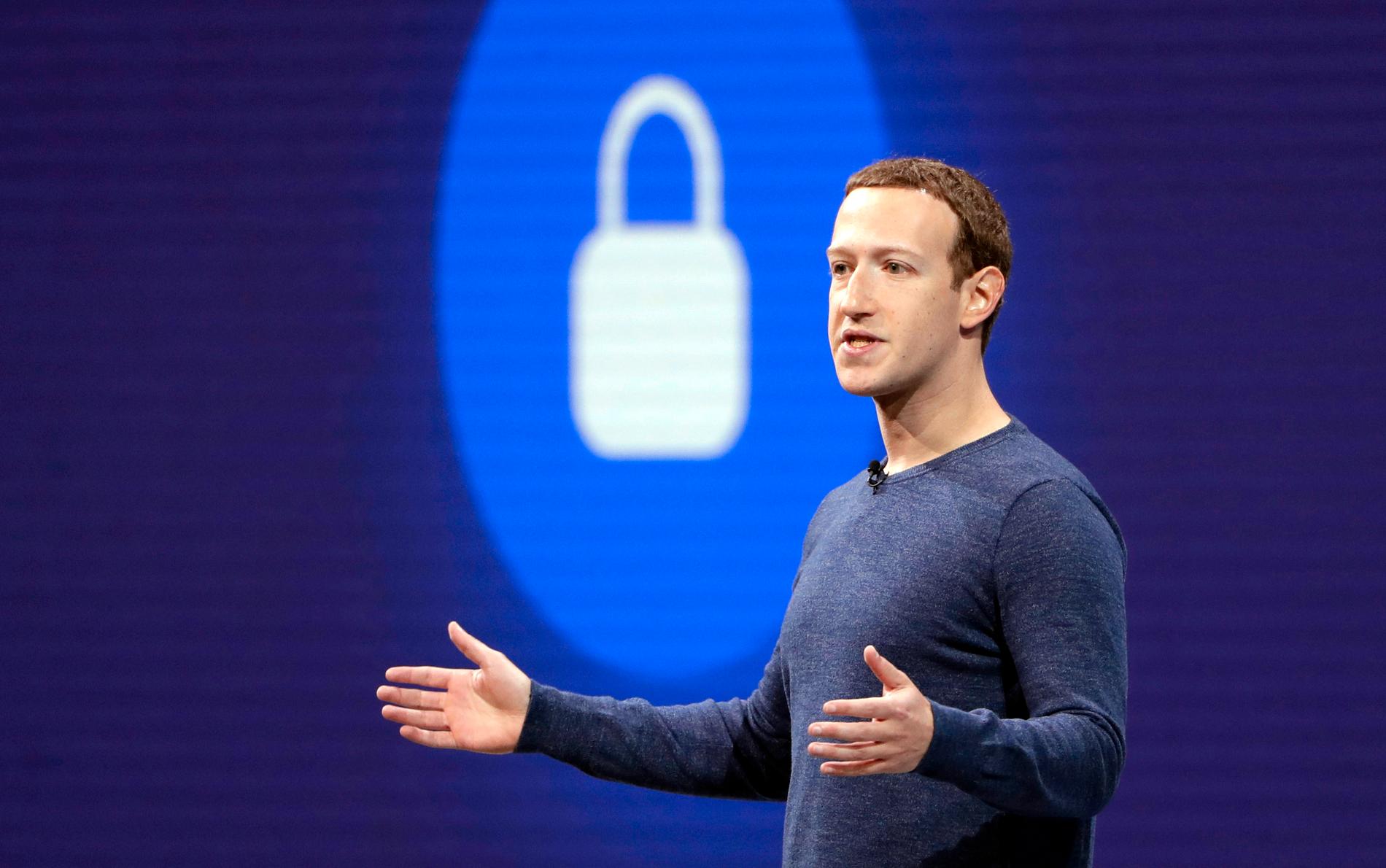 En ny undersökning visar att många svenskar är skeptiska till hur sociala medier, likt Mark Zuckerbergs Facebook, hanterar personlig information – ändå fortsätter en klar majoritet att använda tjänsterna dagligen. Arkivbild.
