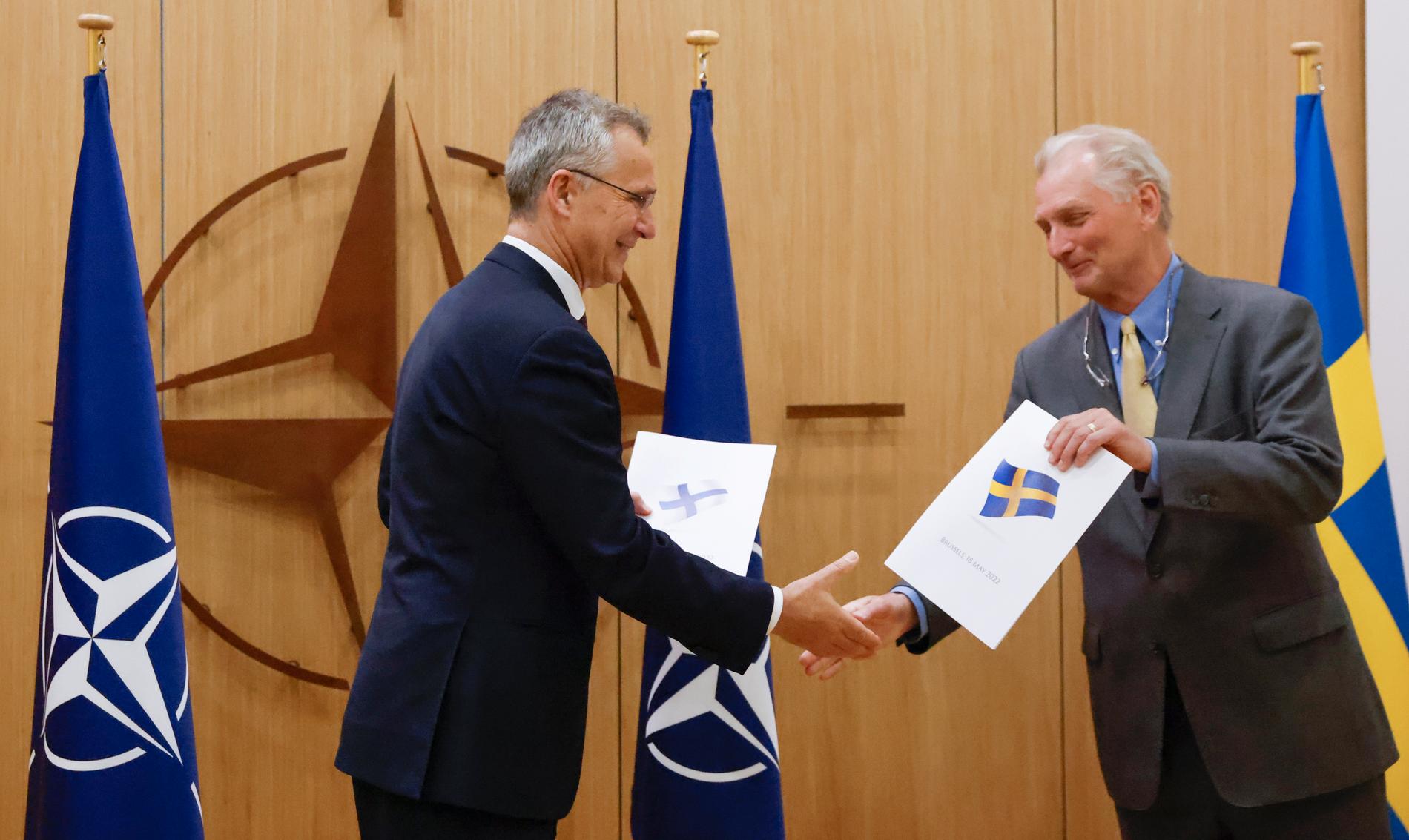 Axel Wernhoff överlämnar Sveriges Nato-ansökan till Jens Stoltenberg