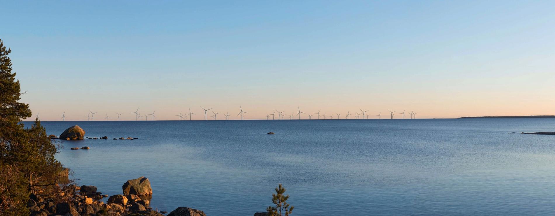 Företaget WPD har gjort ett montage över hur vindkraftsverken på Storgrundet utanför Söderhamn kan komma att se ut ur den vinkel som man ser från ”punsch-klippan”. 