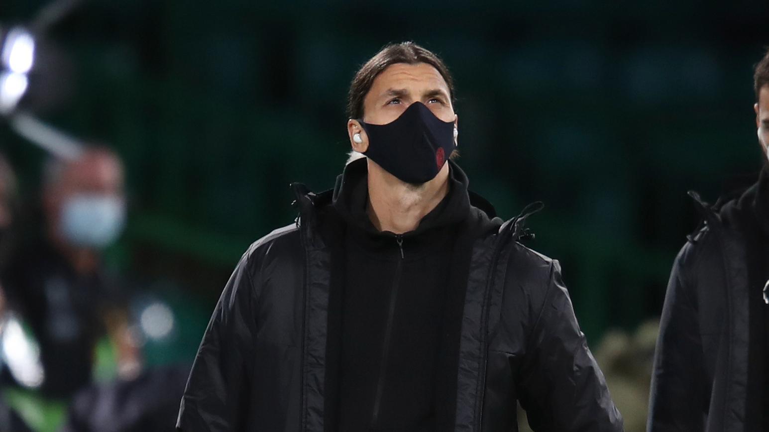 Zlatan Ibrahimovic har föredömligt på sig en ansiktsmask. Arkivbild.