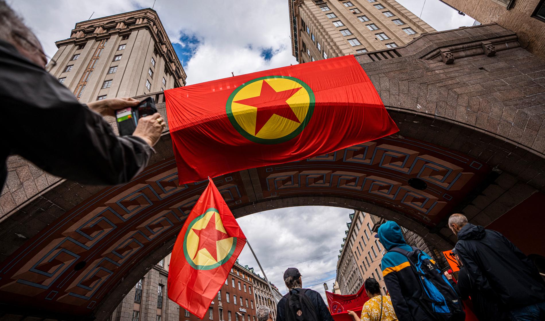 PKK-flaggor under demonstration i Stockholm.