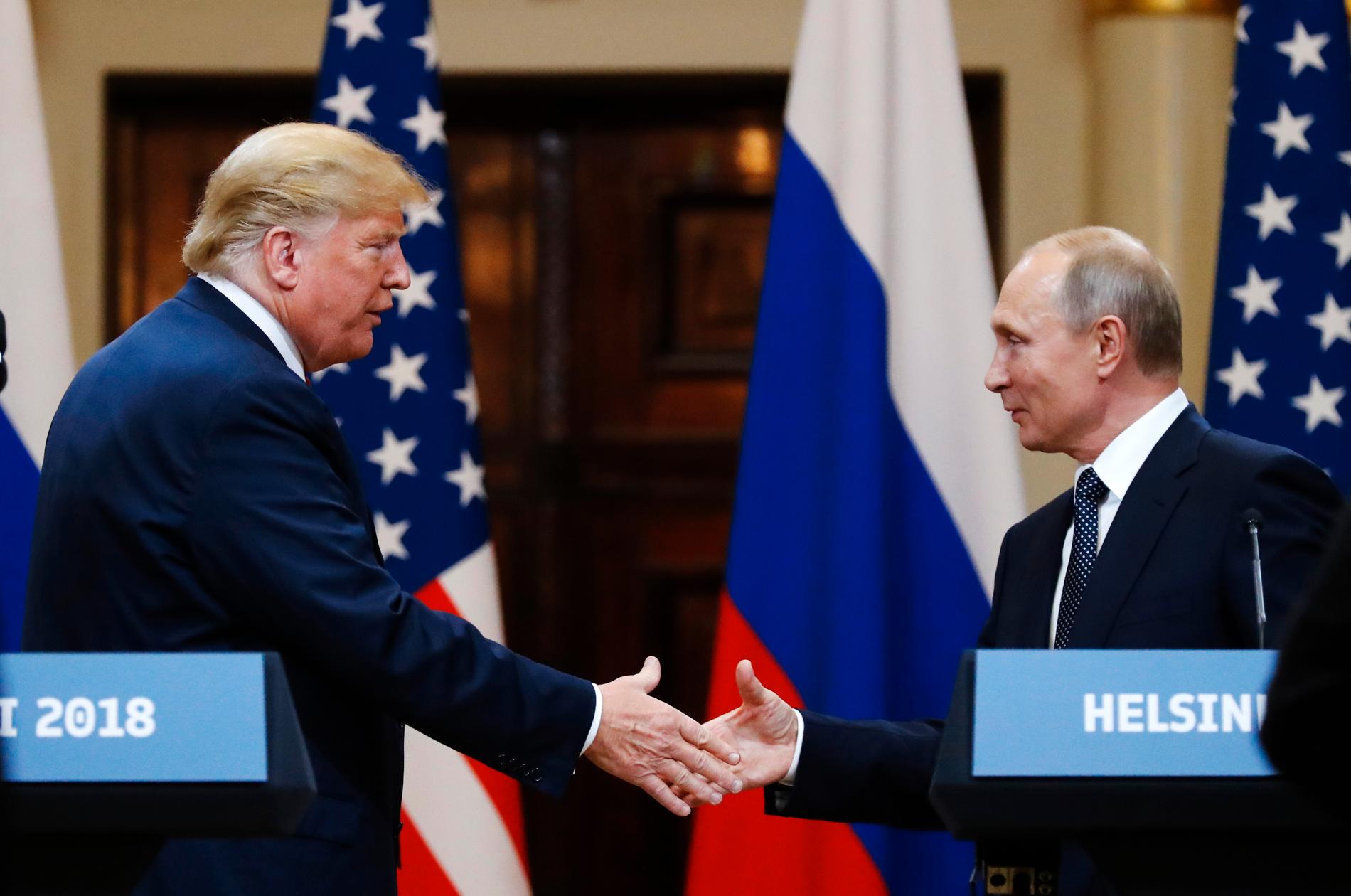 USA:s president Donald Trump skakar hand med Rysslands president Vladimir Putin vid presskonferensen efter deras möte i Helsingfors under måndagen.