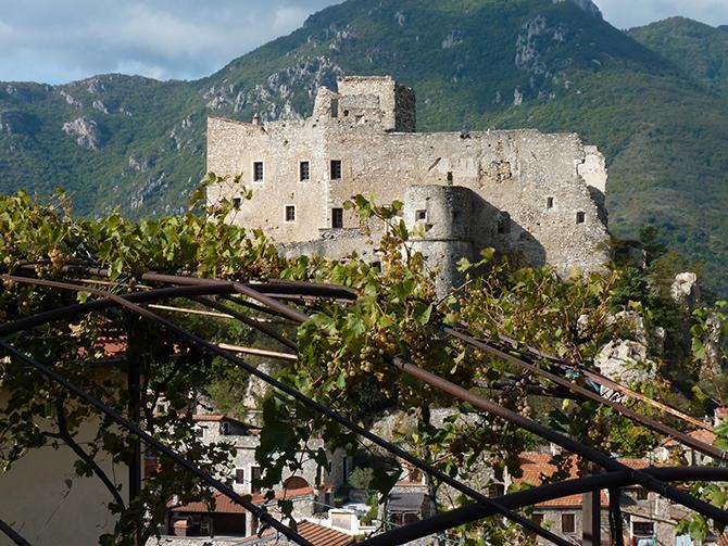 Upplev bergsbyar och badorter i Italien som få känner till.