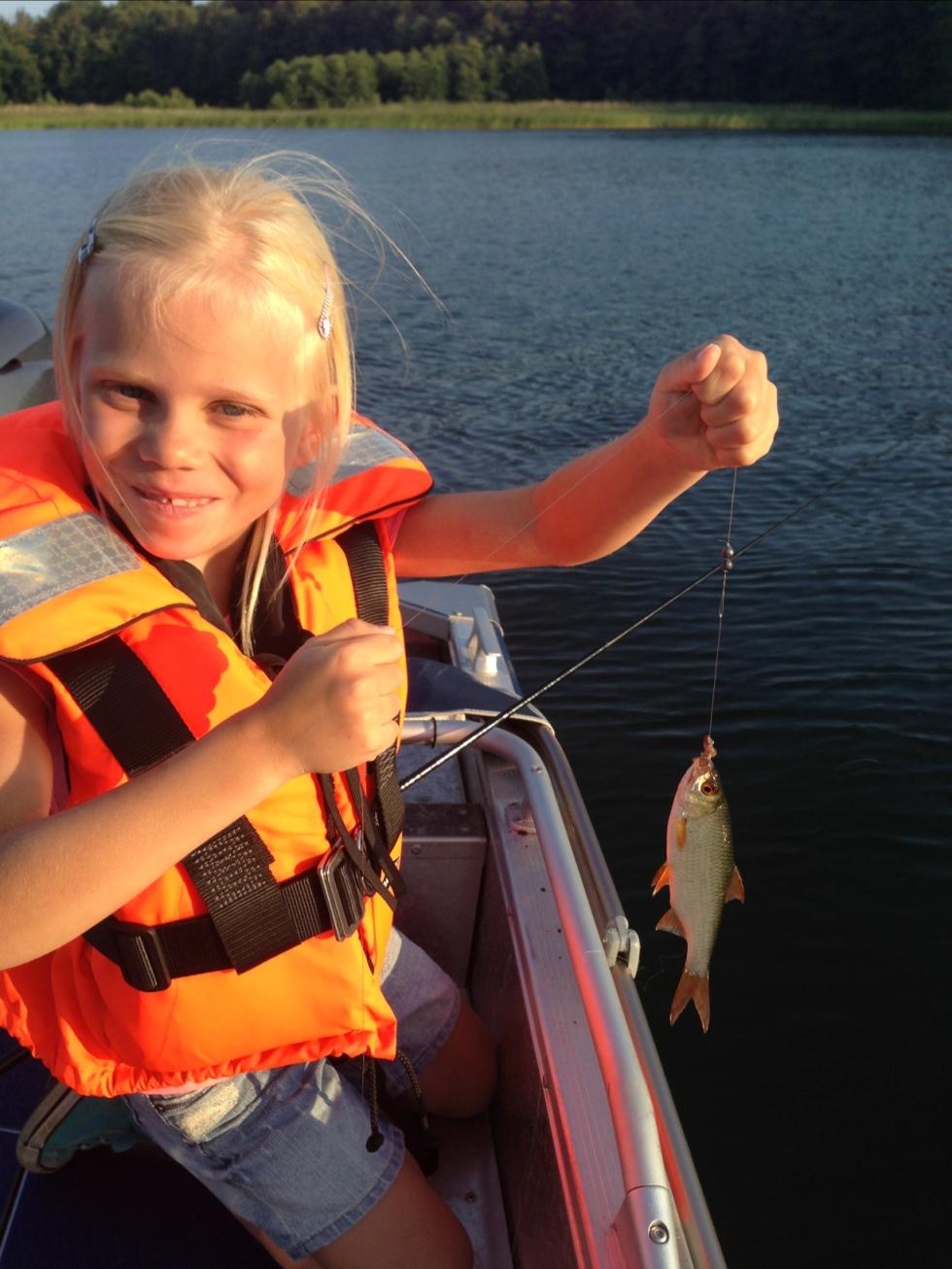 Fiskelycka! Emmas första fisketur i morfars båt.