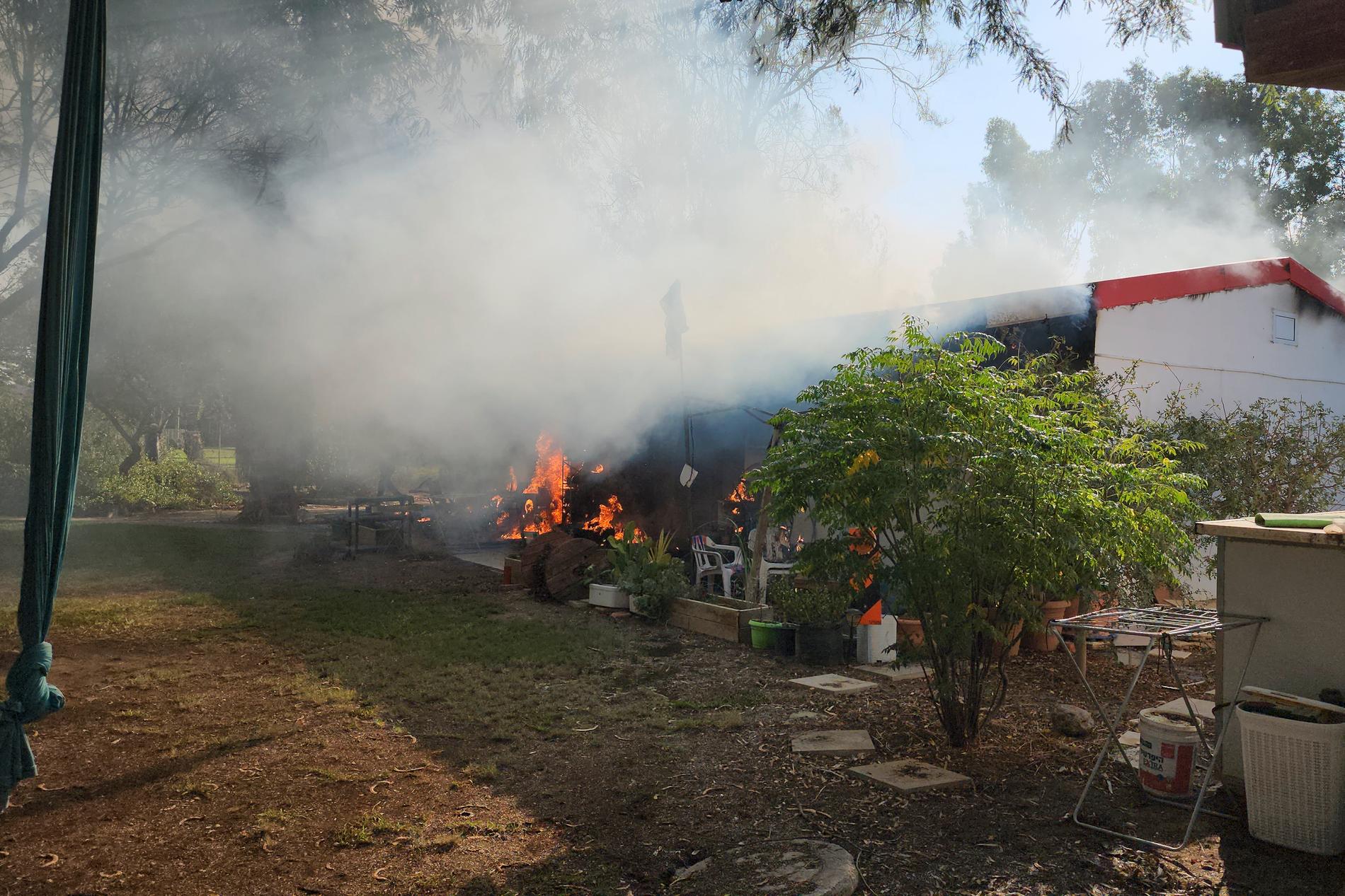 Ett hus som satts i brand i Kfar Aza.