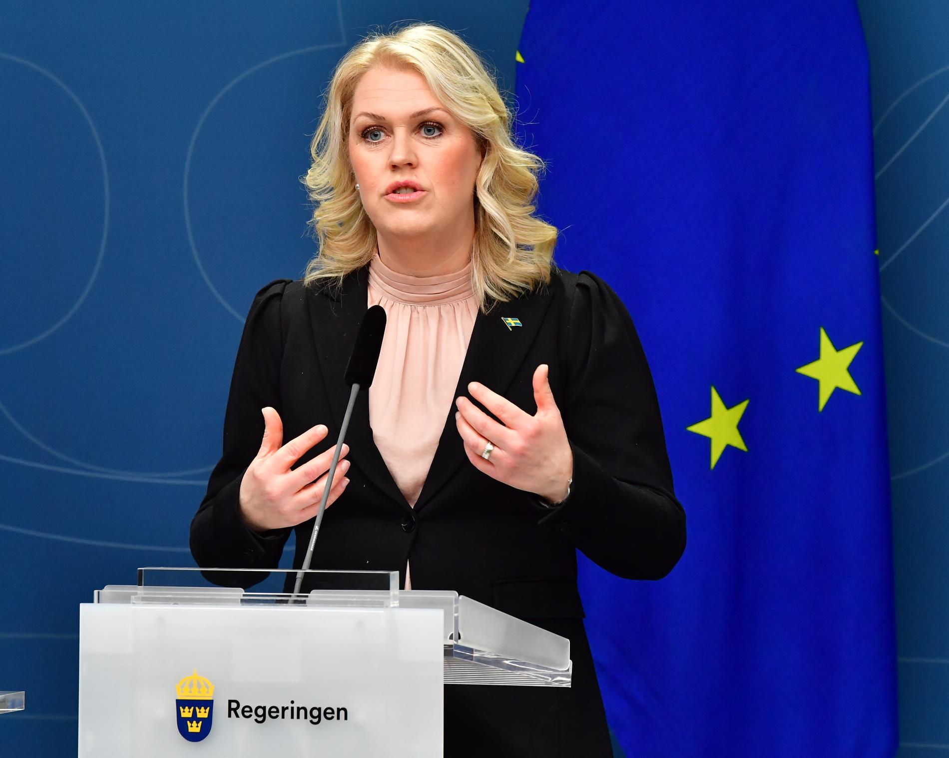 Socialminister Lena Hallengren (S) håller pressträff om coronavaccin. Arkivbild.