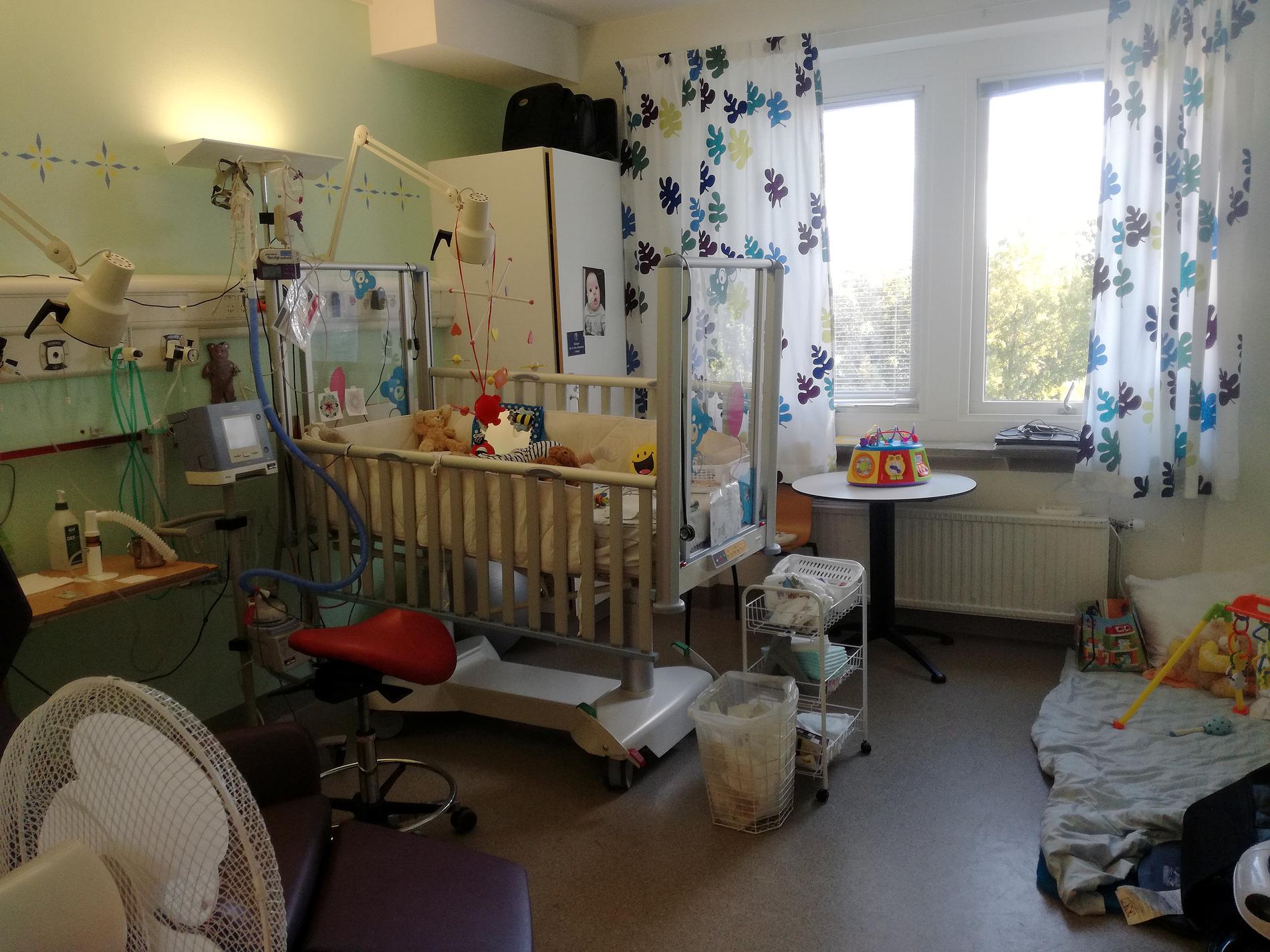 Selma har bott på sjukhus i nio månader och hennes rum börjar fyllas av barnsaker.