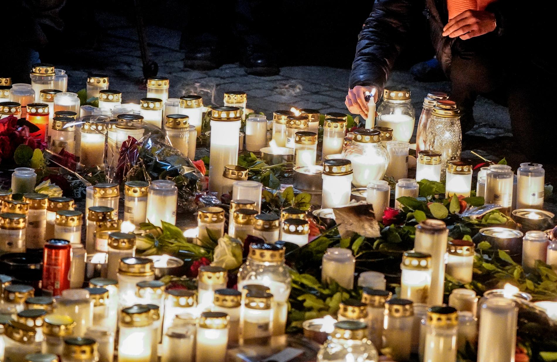 Ljus, blommor och minnessaker vid minnesplatsen på torget i centrala Tollarp på onsdagskvällen.