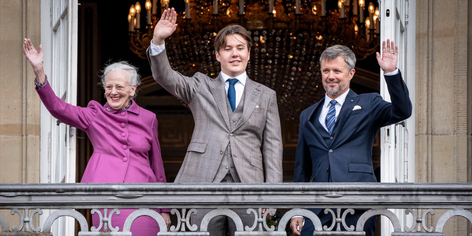 Drottningen, kronprins Frederik och prins Christian (i mitten) som nu blir tvåa i den danska tronföljden.