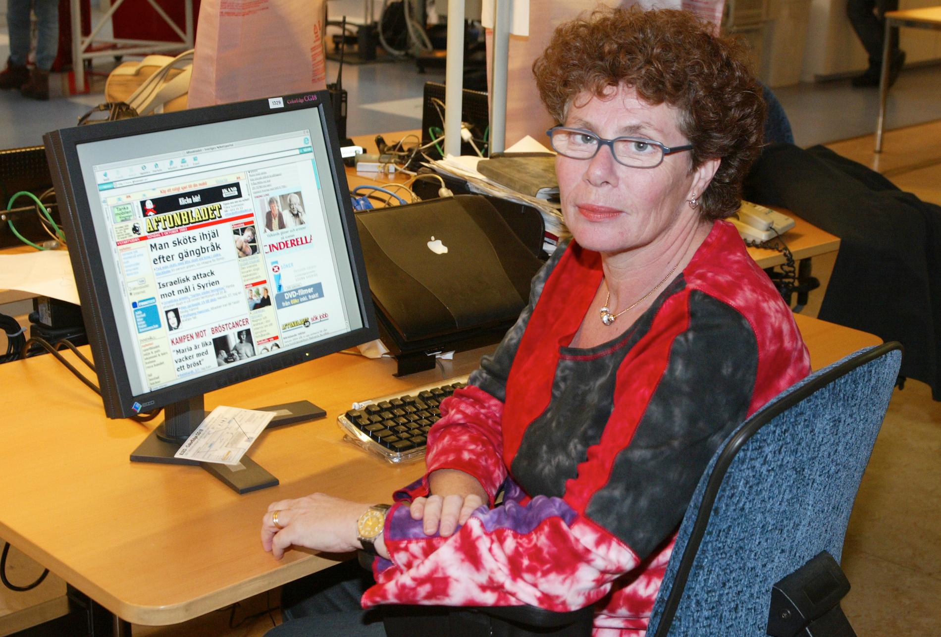 Marianne Schvarcz vid datorn 2003. 