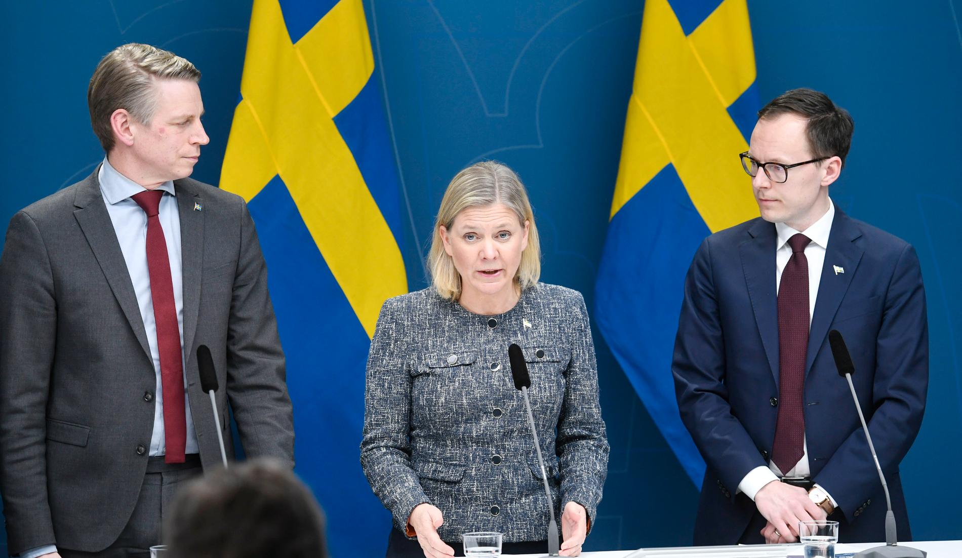  Per Bolund (MP), Magdalena Andersson (S) och Mats Persson (L) presenterar ett krispaket.