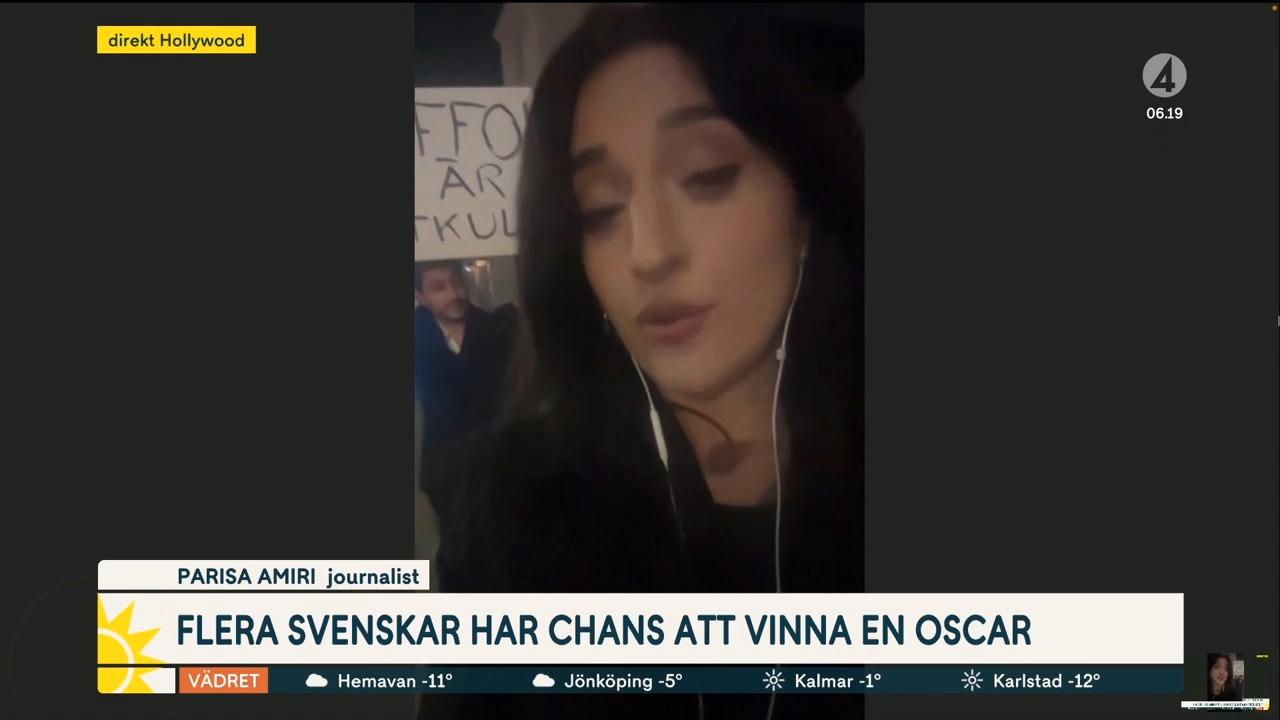 När Parisa Amiri intervjuas i ”Nyhetsmorgon” om söndagens Oscarsgala dyker plötsligt en skylt upp bakom henne.
