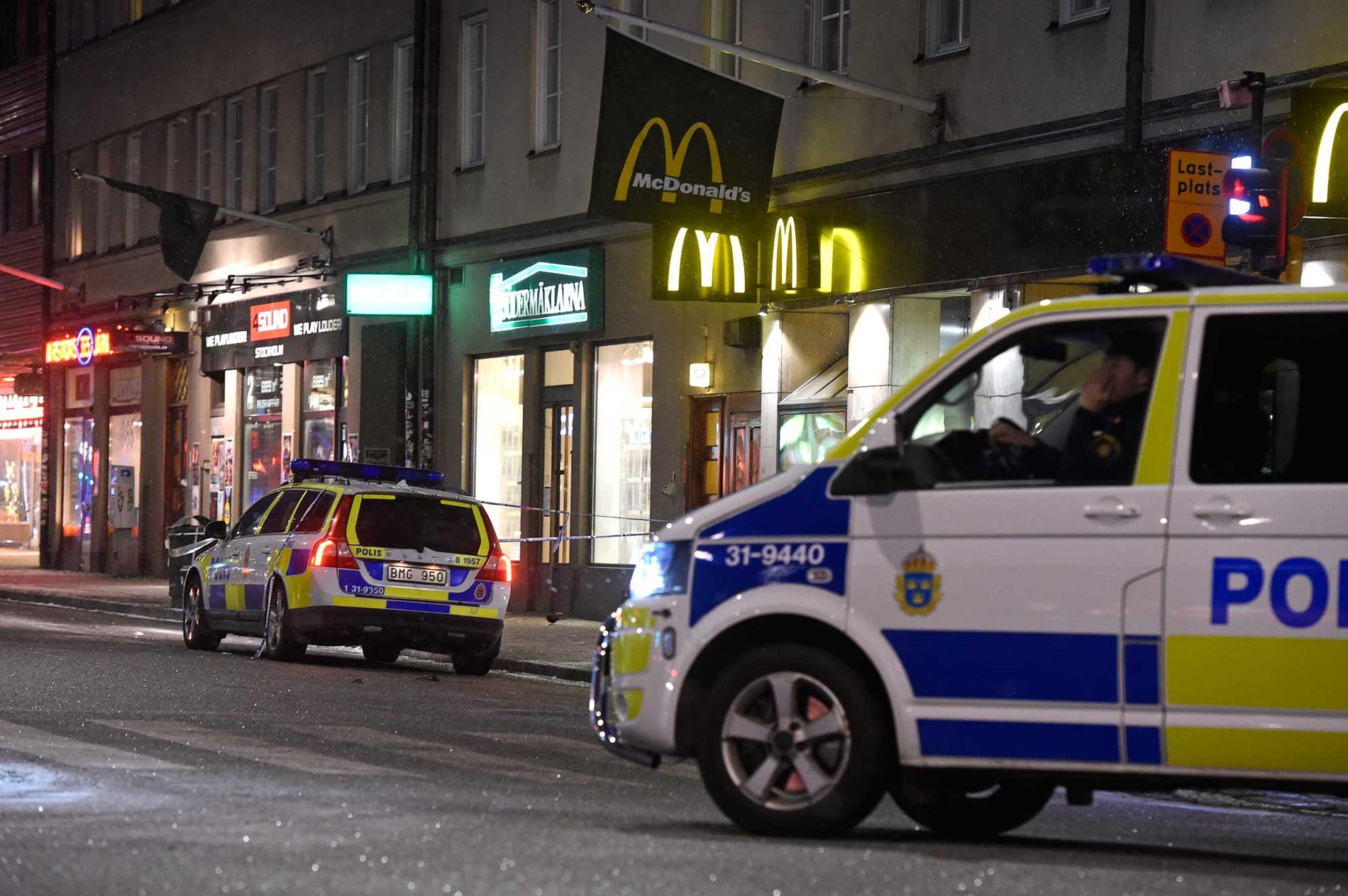 En man knivhöggs utanför McDonalds på Södermalm i Stockholm. Han dog senare på sjukhus.