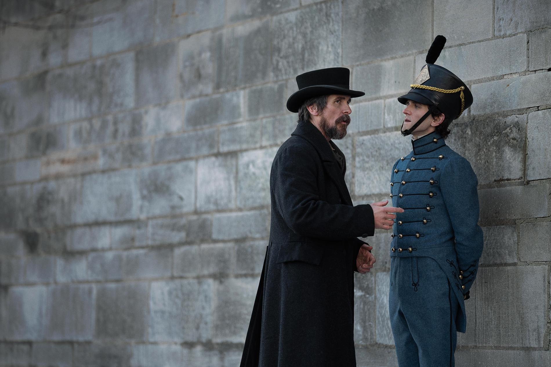 Augustus Landor (Christian Bale) ska utreda ett mord på krigshögskolan West Point och får hjälp av Edgar Allan Poe (Harry Melling). Pressbild.