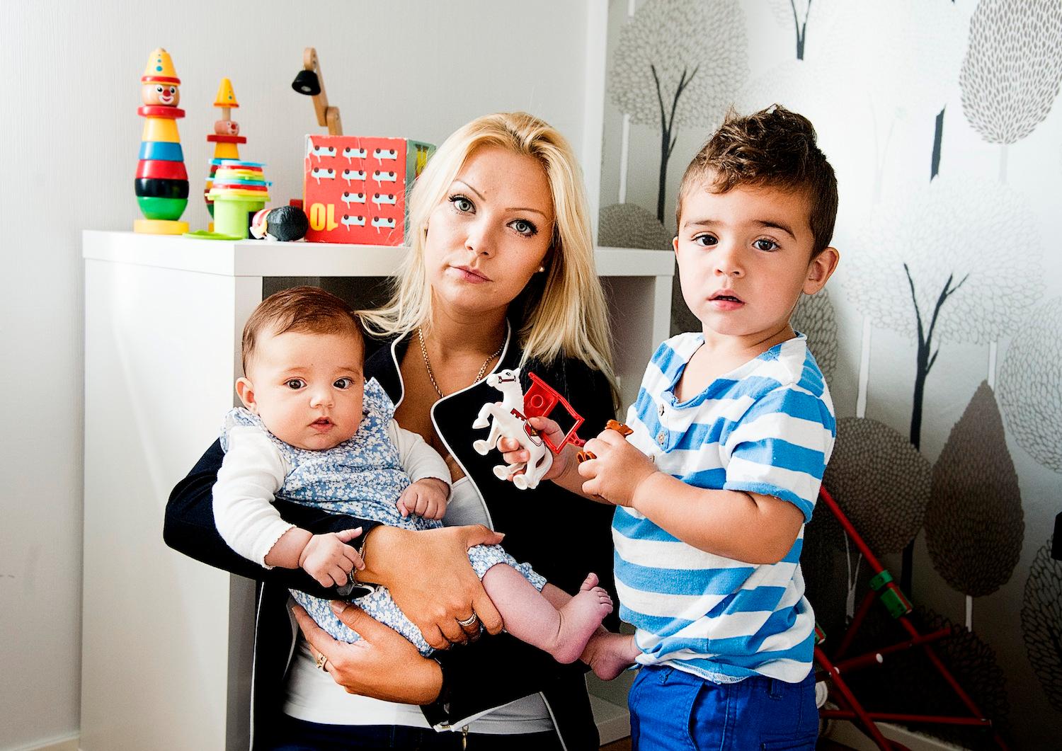 Cecilia Larssén fick nog efter att ha sett bilden på Alan. Nu har hon bestämt sig för att hjälpa flyktingarna. Med på bilden är hennes barn Eleon, 2 år och Aylin, 4 månader.