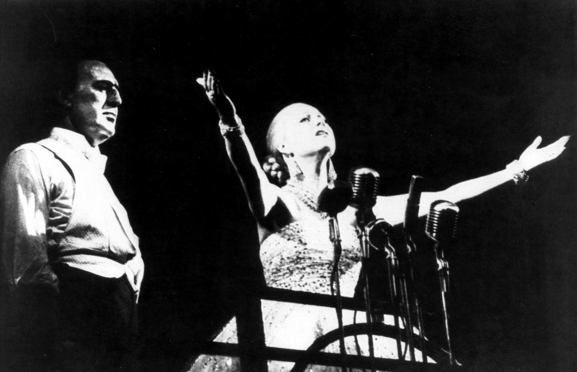 Joss Ackland, till vänster, i rollen som Juan Perón i "Evita" på scen i London 1978. Arkivbild.