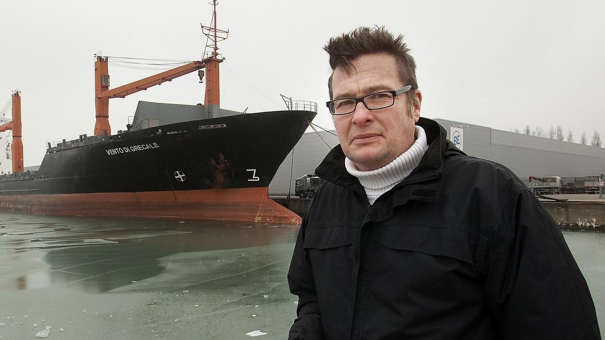 Tillbaka i hamnen  Kristian Lundbergs (född 1966) förra bok ”Yarden” hyllades av kritiker och belönades med Ivar Lo-Johanssons pris.