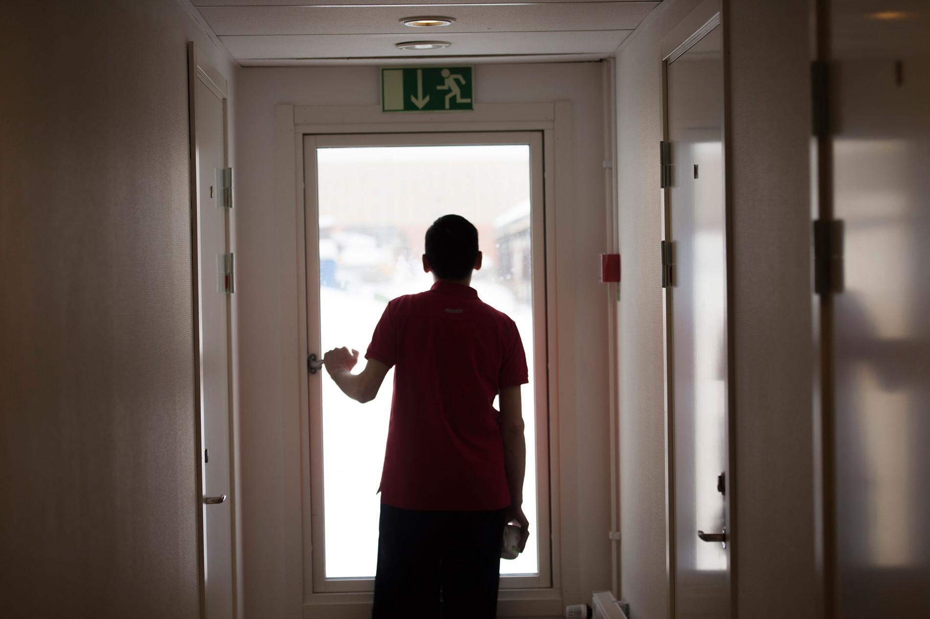 Minderåriga som söker asyl i Sverige får inte skickas tillbaka till länder där det inte finns ett ordnat mottagande. Trots det får flera hundra ensamkommande barn från sådana länder nu avvisningsbeslut enligt en ny praxis hos Migrationsverket, rapporterar Ekot.