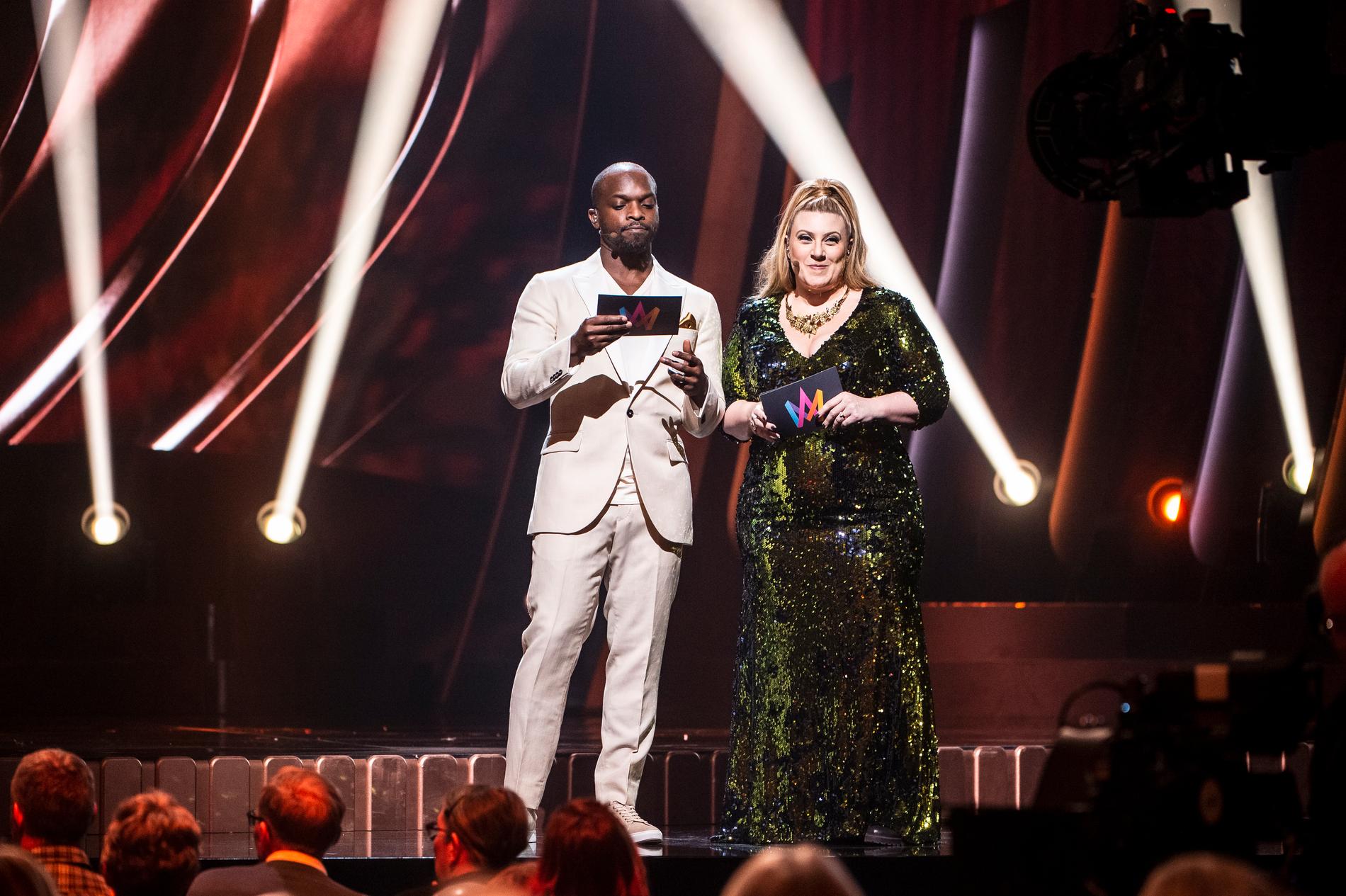 Melodifestivalen 2019 i Nyköping, Kodjo Akolor och Sarah Dawn Finer programleder.