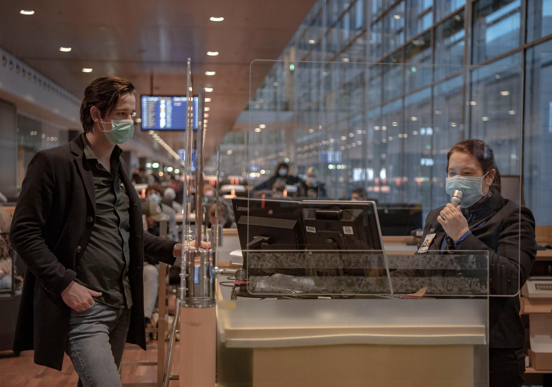 Resenär och personal på Arlanda flygplats i vintras. 