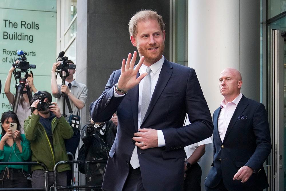 Prins Harry lämnar High Court i London efter att ha blivit förhörd i timmar av mediebolaget MGN:s advokat. 