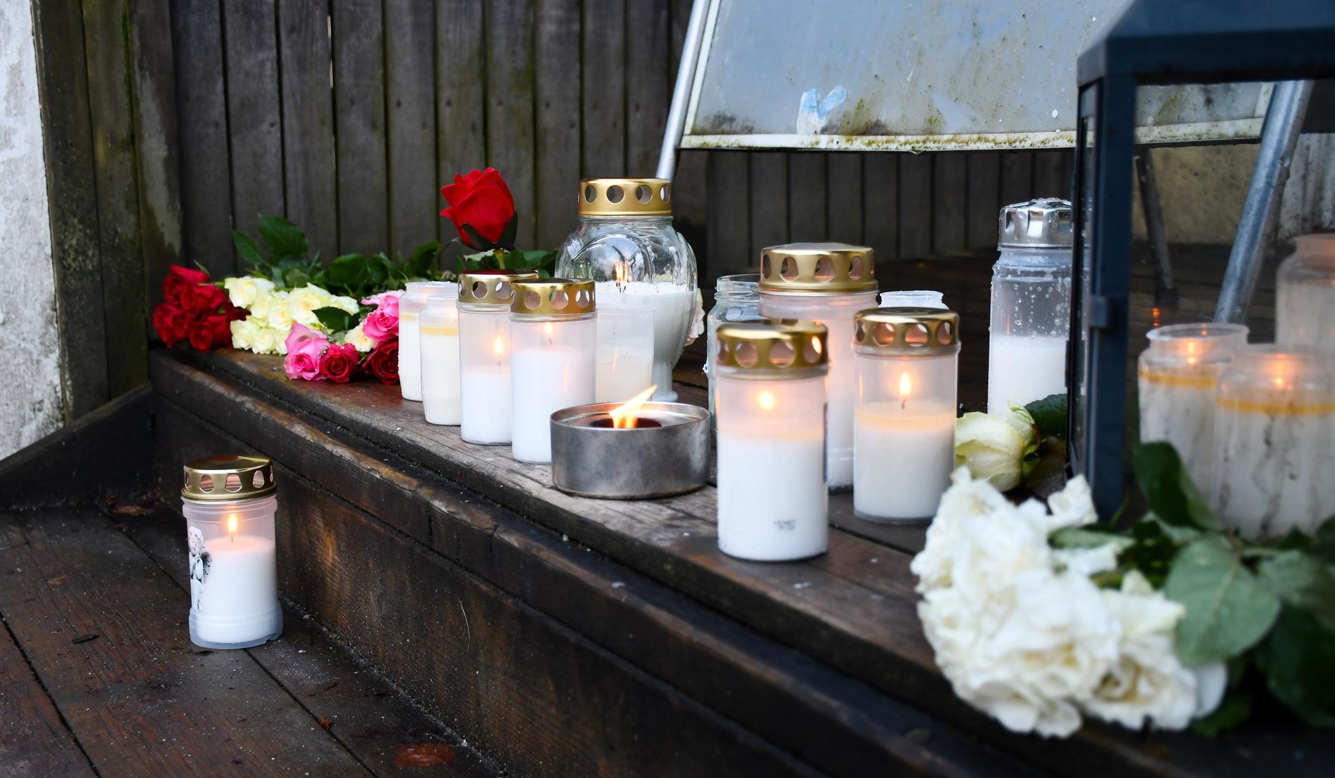 Blommor och ljus till minne av mördade Nancy Fayad, 38. 