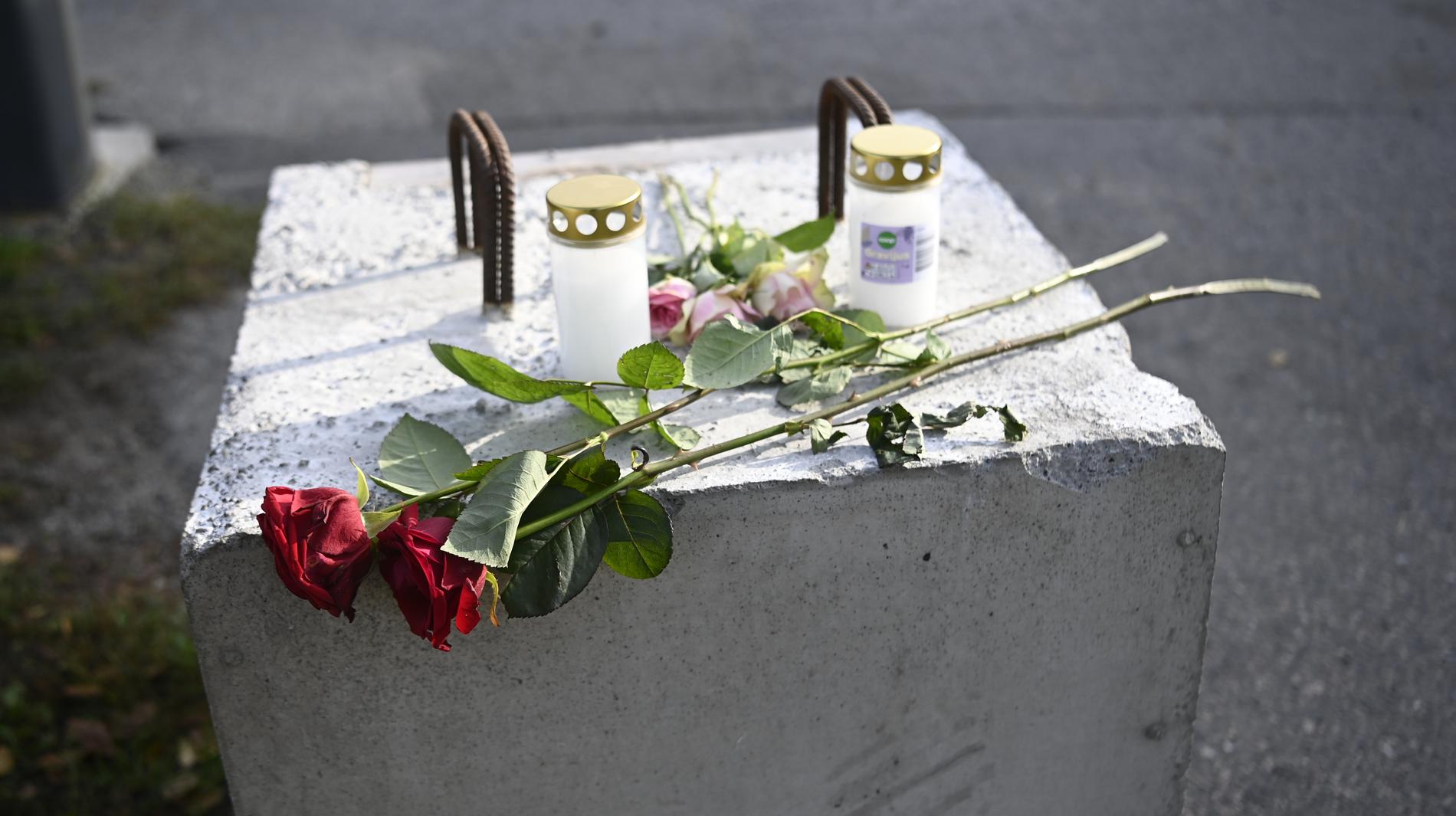 Blommor och ljus framställda för att minnas den döde rapparen.