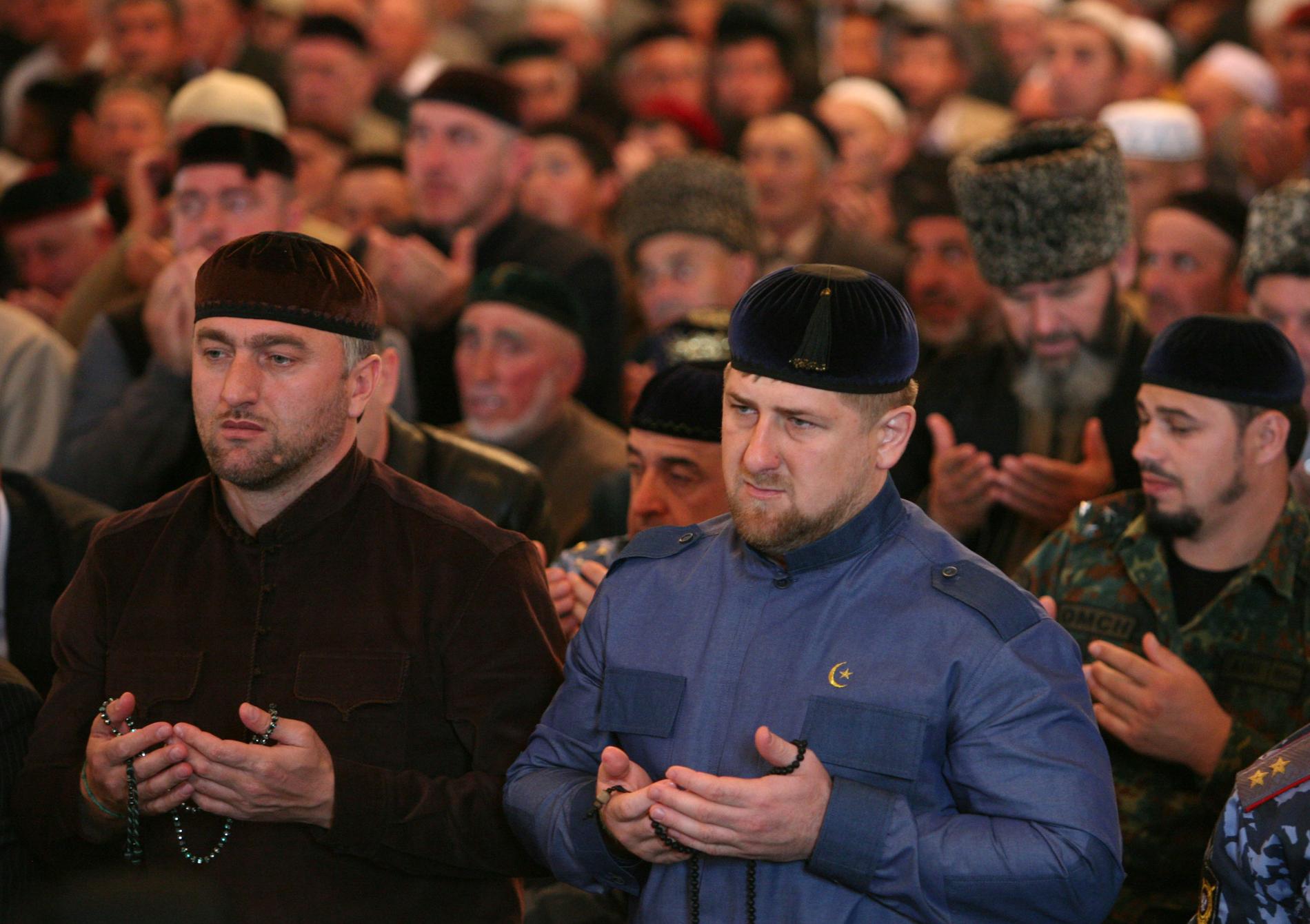 Tjetjeniens president Ramzan Kadyrov (till höger) besöker en moské i Groznyj tillsammans med sin närmaste man, parlamentsledamoten Adam Delimchanov. Arkivbild.