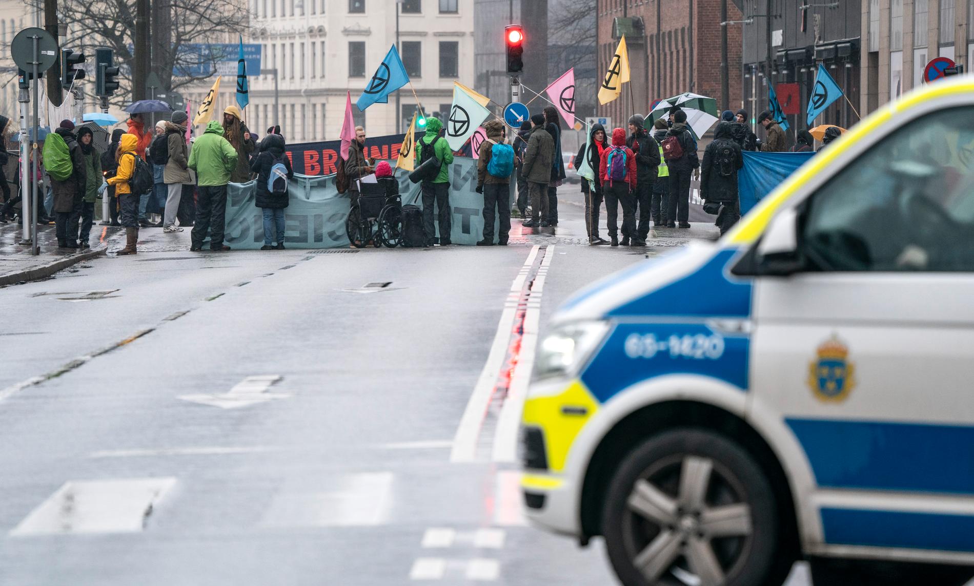 Ett 40-tal demonstranter blockerade gator och vägar i området kring Södra Förstadsgatan i Malmö.