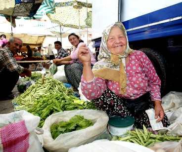 Fredagar är marknadsdagar i Alanya. Då kommer försäljare från landsbygden in till staden för att sälja veckans skörd av frukter, kryddor och grönsaker.