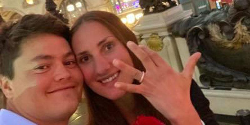 Lucas Wallin och Mikaela Melander förlovade sig i Las Vegas: ”Härlig weekend”.