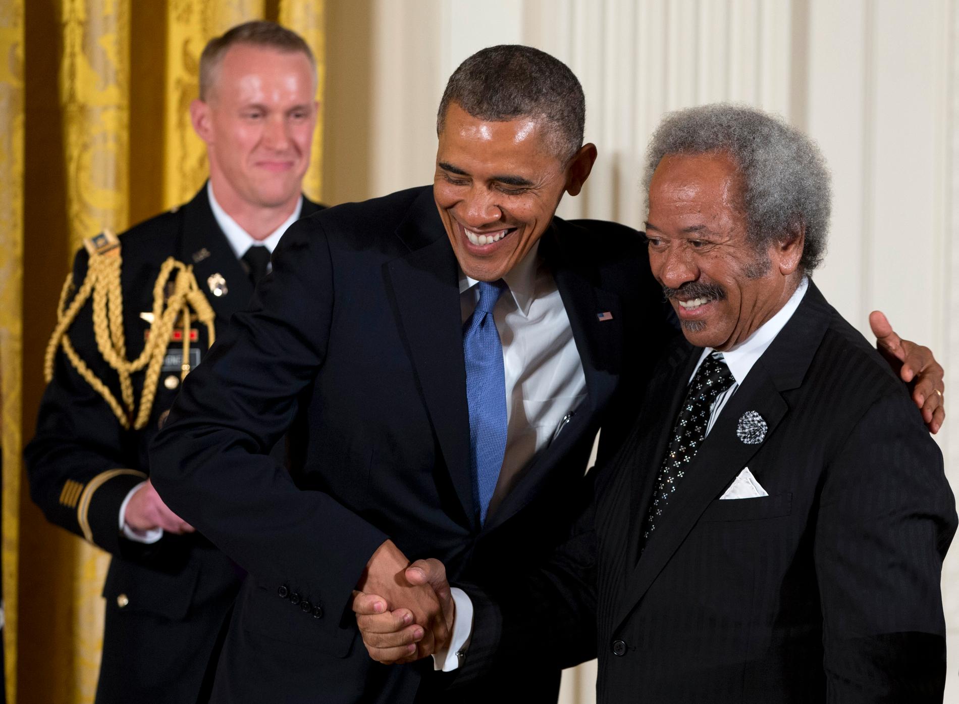 President Barack Obama belönar Allen Toussaint (1938-2015) med National Medal of Arts i juli  2013.
