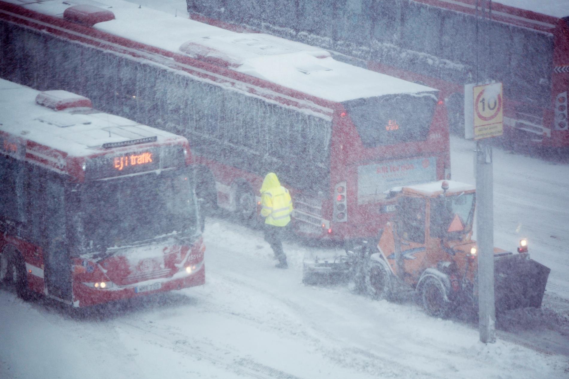 Ett hundratal busslinjer i Stockholms län har ställts in under onsdagen.
