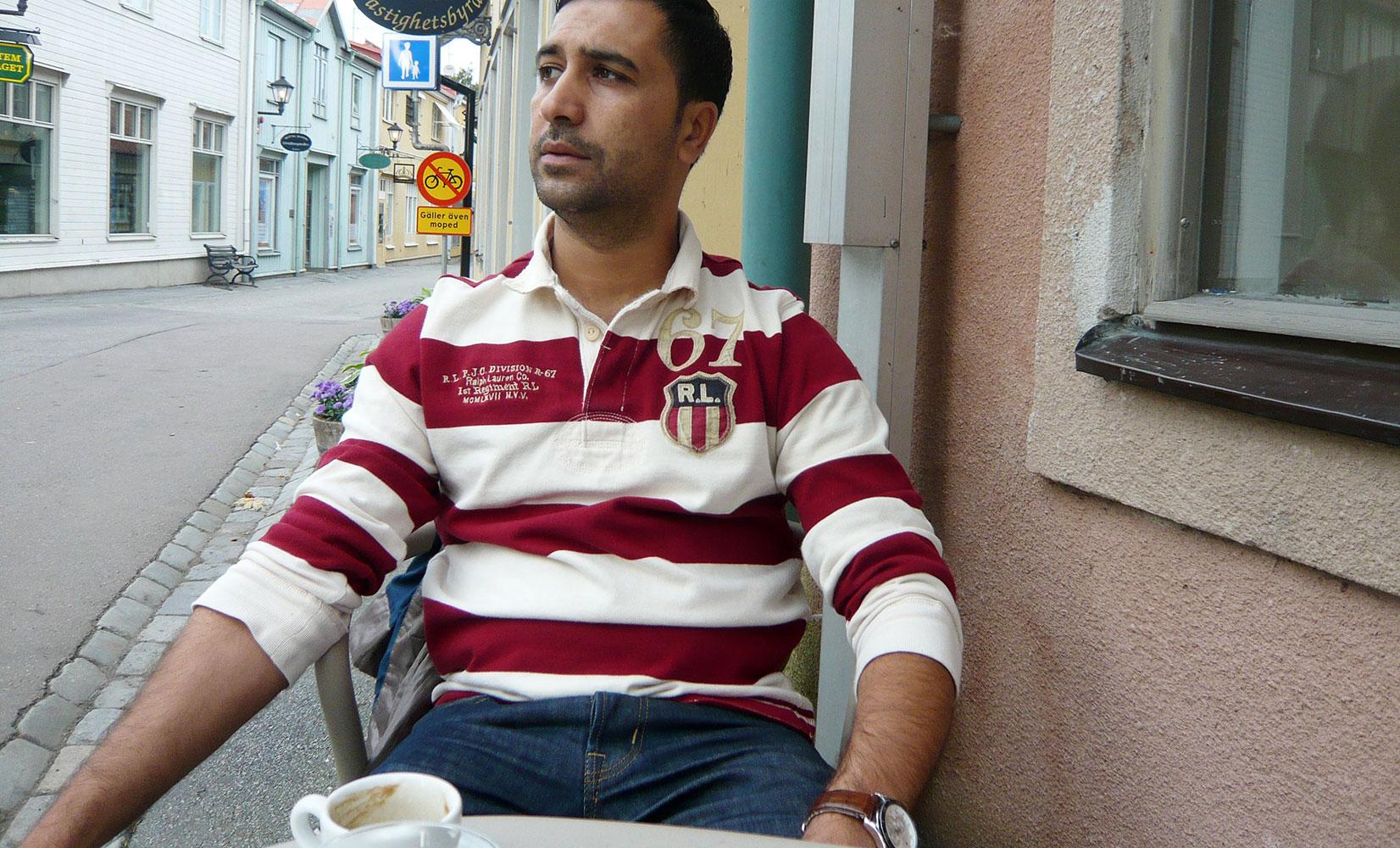 Mohamed Belkaid på en uteservering i Sigtuna. Belkaid sköts ihjäl vid en terrorräd i Bryssel med en kalajsnikov, IS-flagga och bok och extremistisk litteratur vid sin sida.