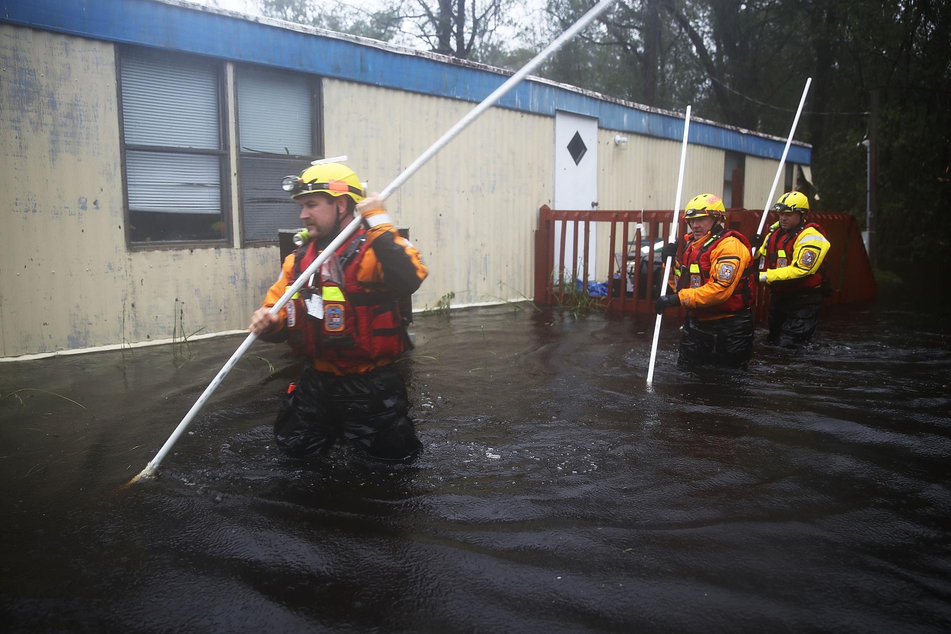 Räddningspersonal undersöker översvämmade bostäder i Bolivia i North Carolina. 
