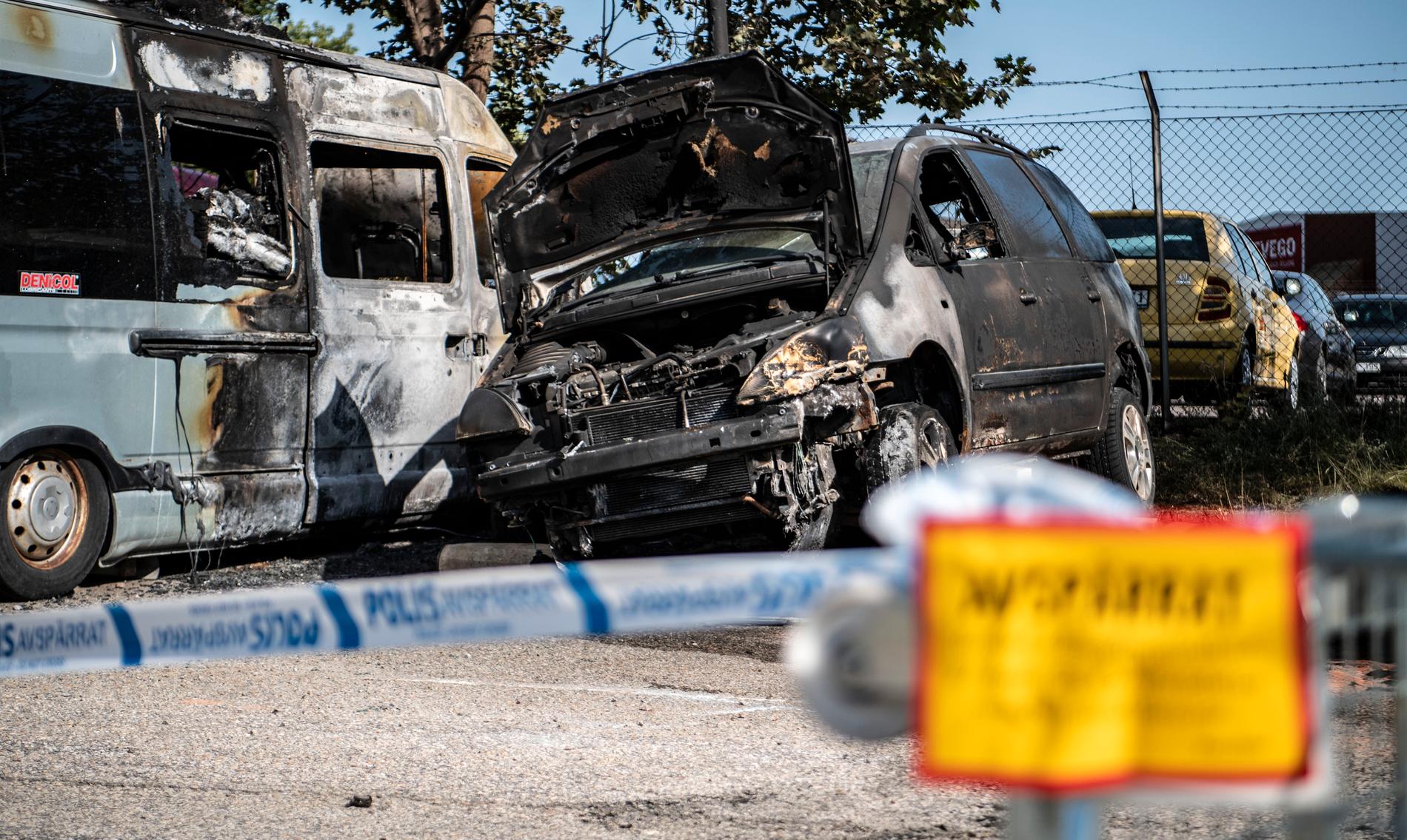 Lund i slutet av juni: Polisavspärrningar kring två utbrända bilar på Gustavshemsgatan i Lund efter en brand. Arkivbild.