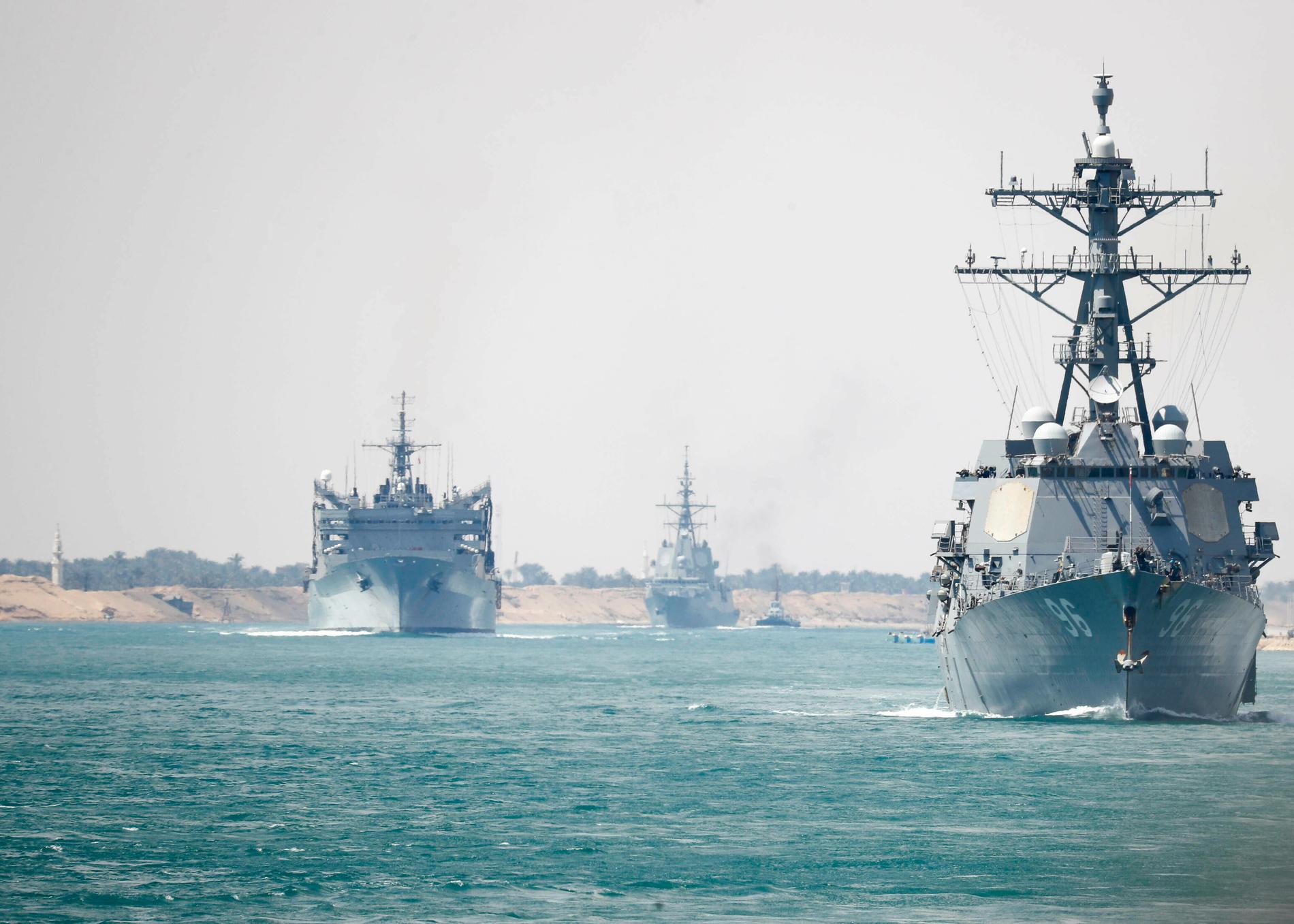 Amerikanska fartyg stationeras i Persiska viken. Här är de på väg genom Suezkanalen i Egypten den 9 maj.