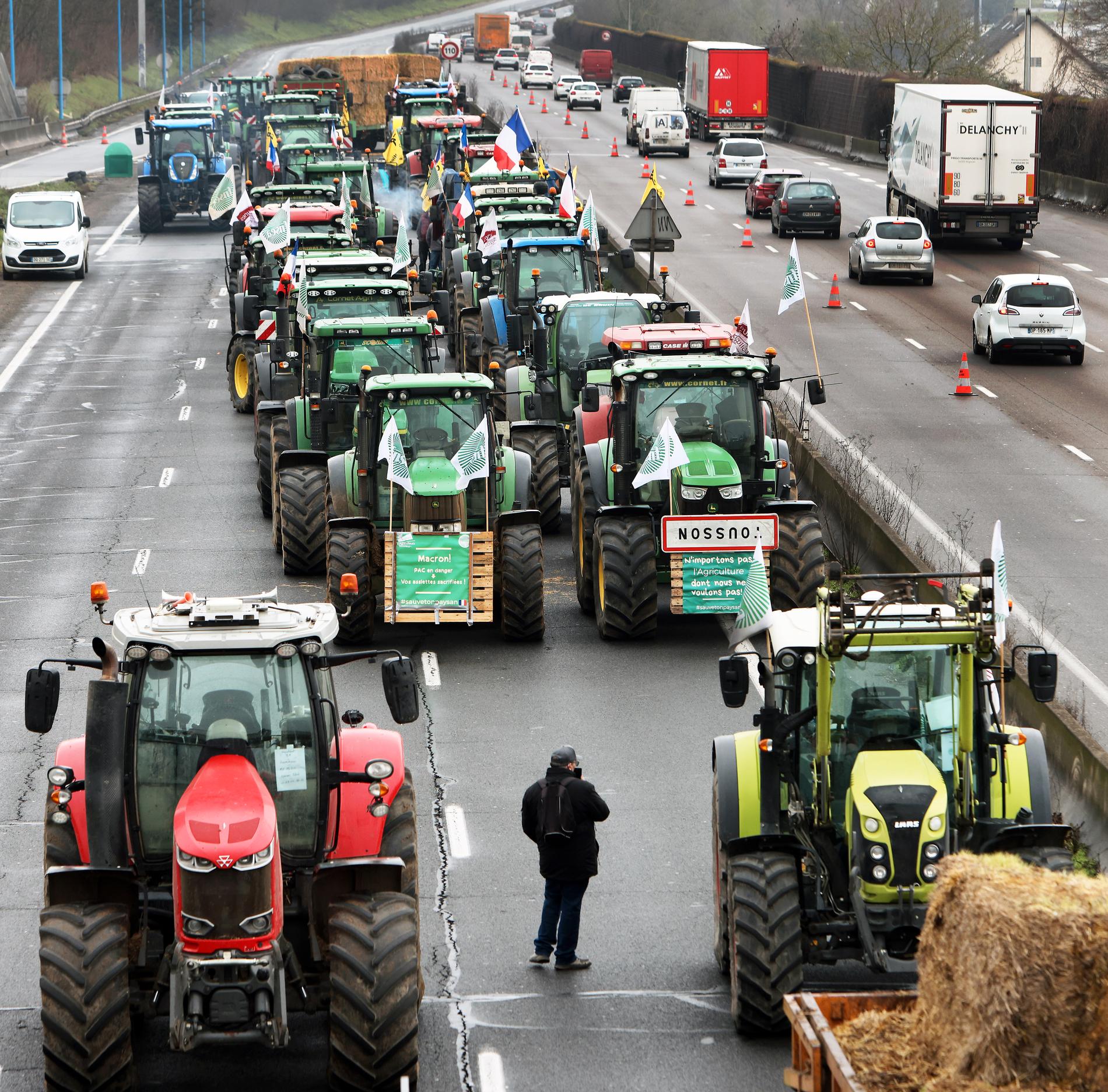 Motorvägen från södra Frankrike mot Paris blockeras av bönder 