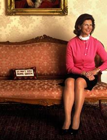 Drottning Silvia i soffan på sitt kontor på Stockholms slott. På kudden står det: It´ain´t easy being queen; Det är inte lätt att vara drottning.  Kudden är rolig, men jag har fått fem stycken i present och då börjar man ju undra vad folk tänker om en  , säger drottningen.