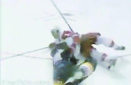 Lilja drar honom bakåt och båda spelarna faller till isen.