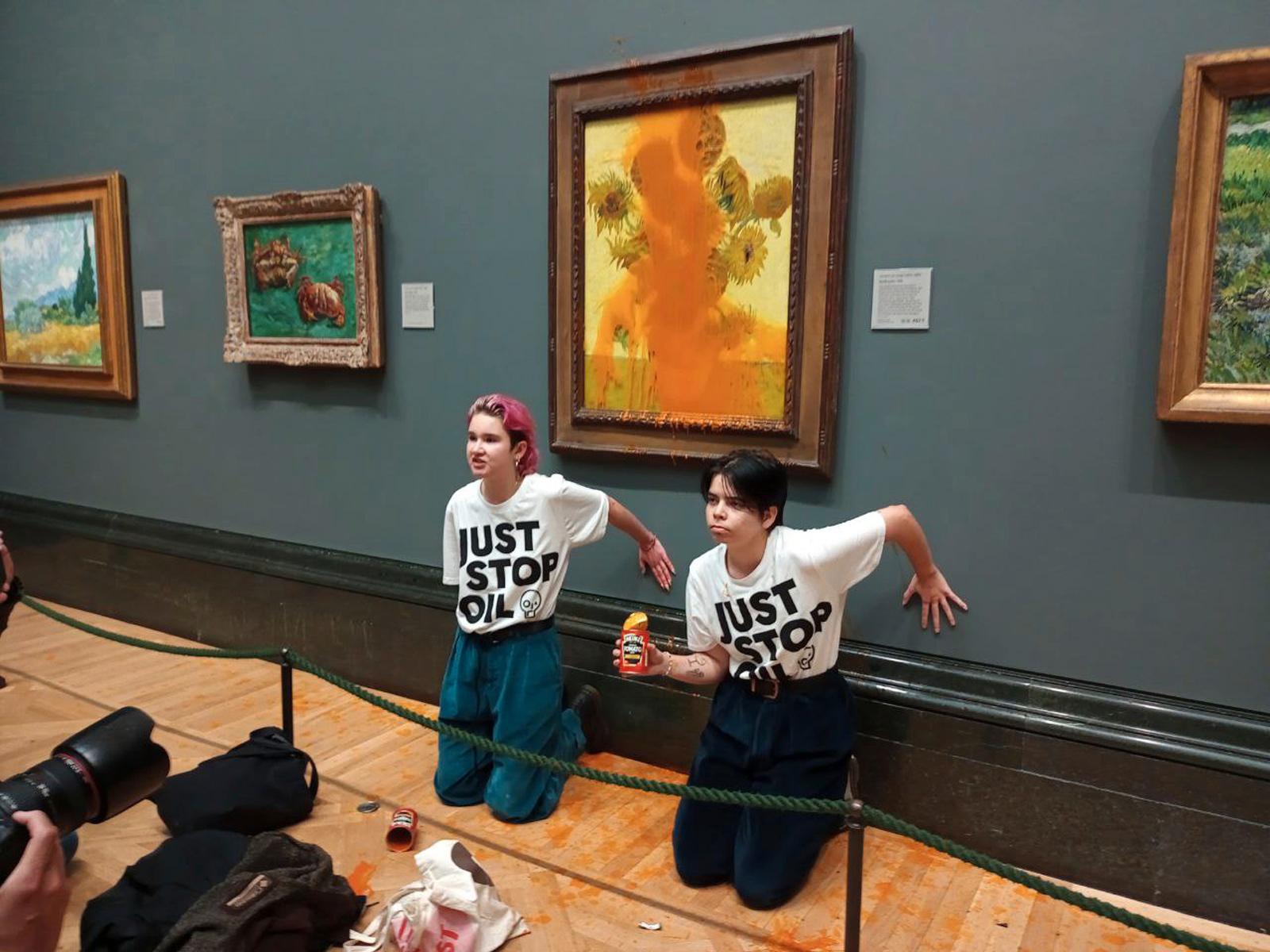 Aktivister från Just Stop Oil kastar tomatsoppa på Van Goghs solrosor. Tavlan skyddades dock av glas.