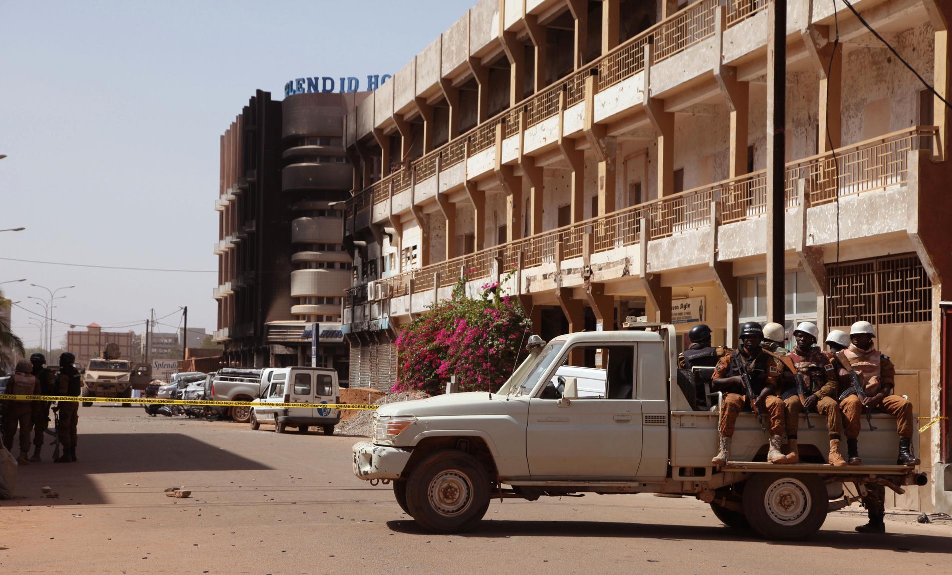 Säkerhetsstyrkor vid en attack mot ett hotell i Ouagadougou, Burkina Faso, 2016, som militanta islamister stod bakom. Arkivbild.